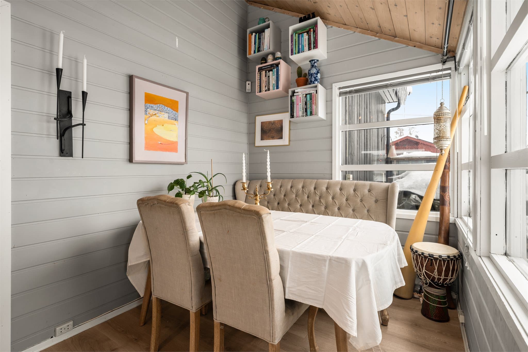 Spisestue kan innredes ved innhuk ved kjøkken.