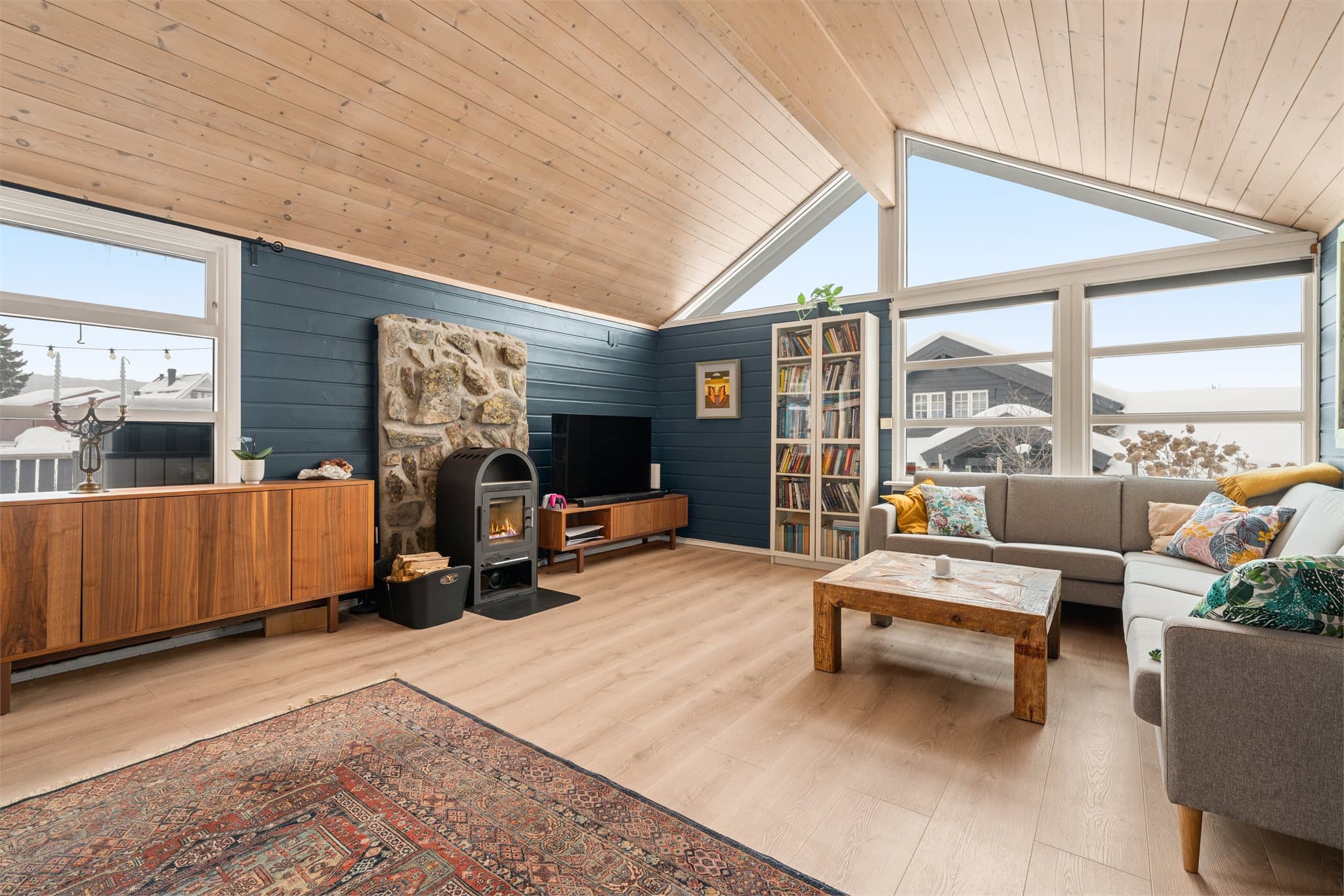 God takhøyde i allrommet og gode vindusflater gir en luftig og lys romfølelse.