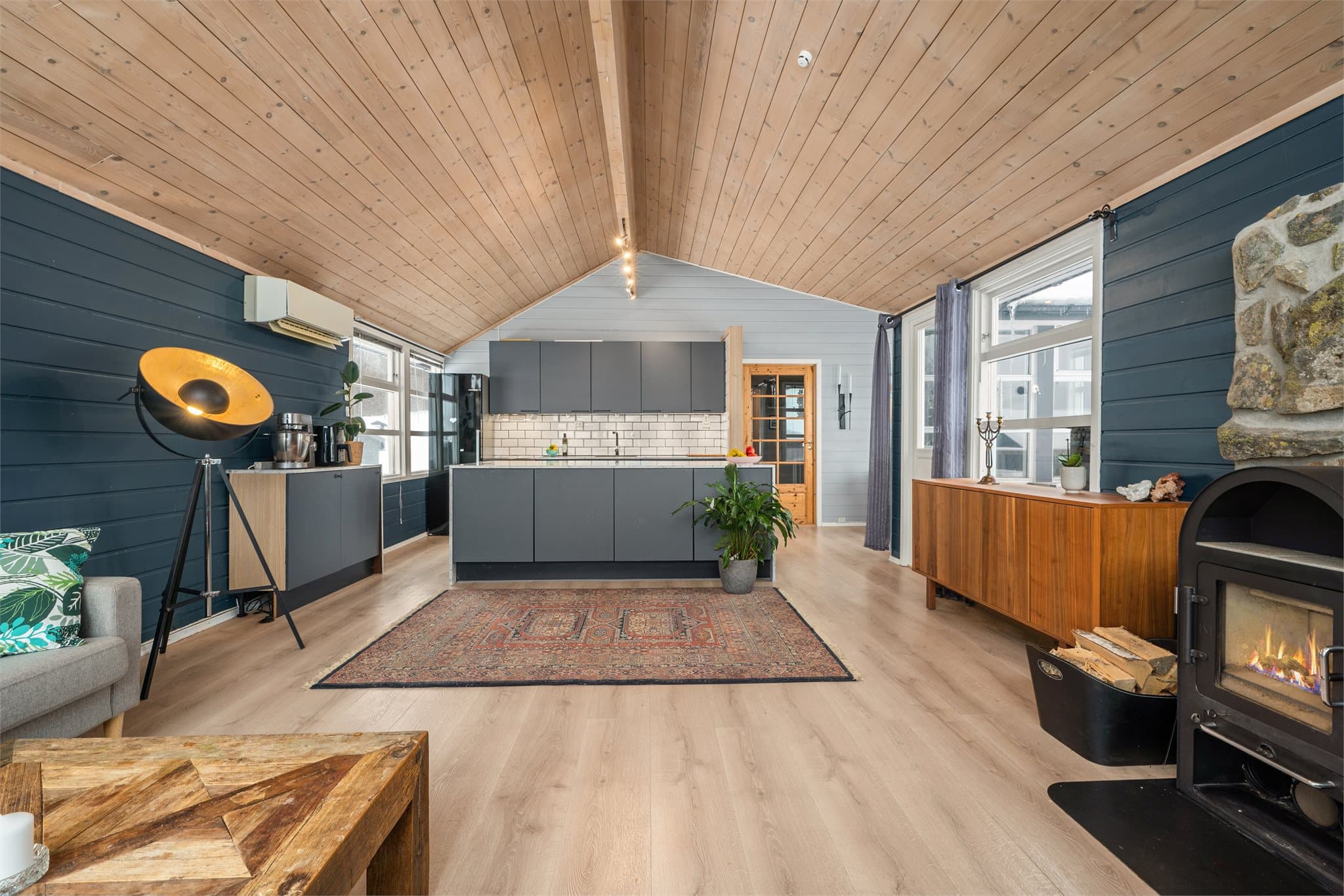 Det er peisovn og varmepumpe i stuen.