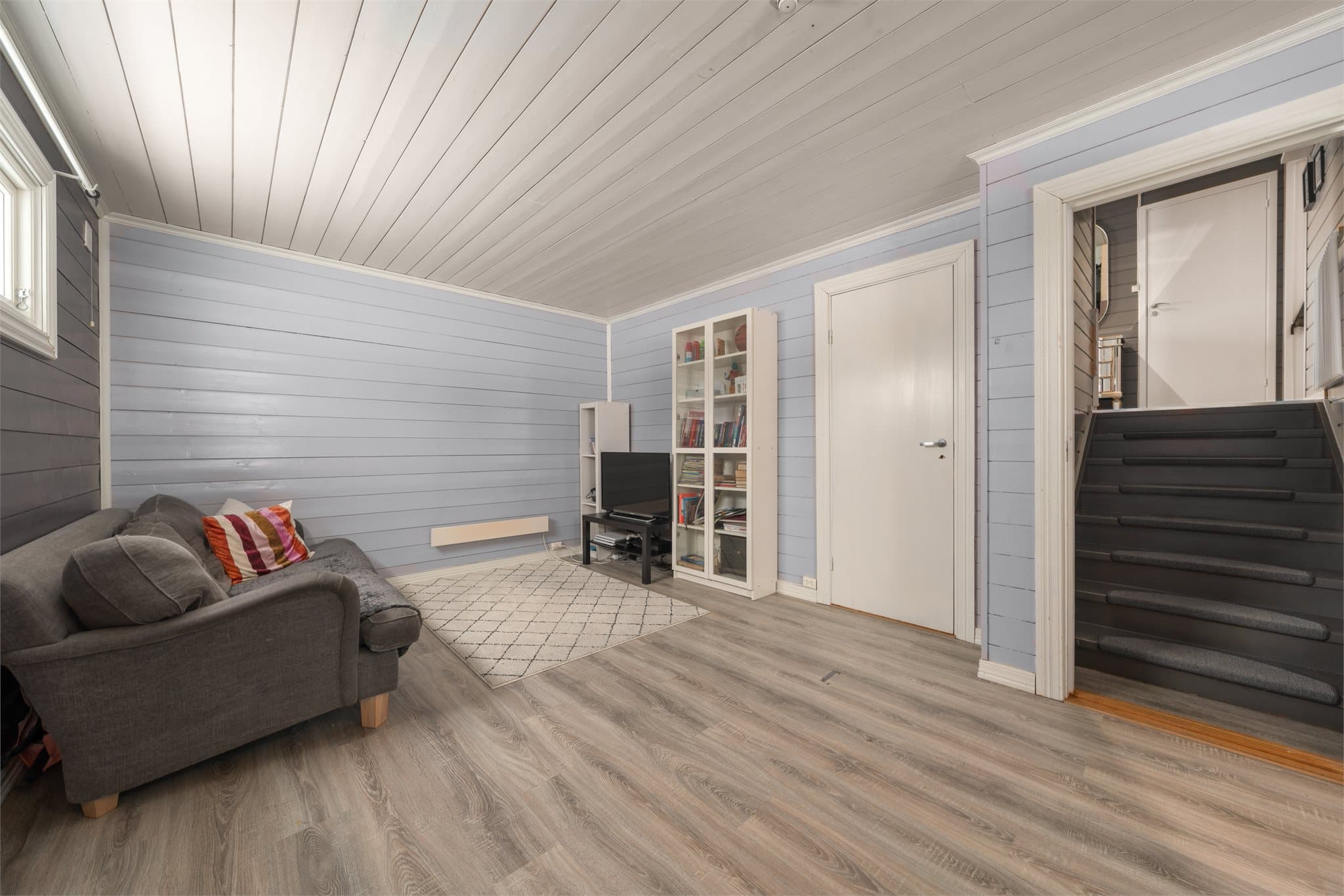 I øverste kjellerplan er det enda et soverom og tilkomst til nederste kjellerplan.