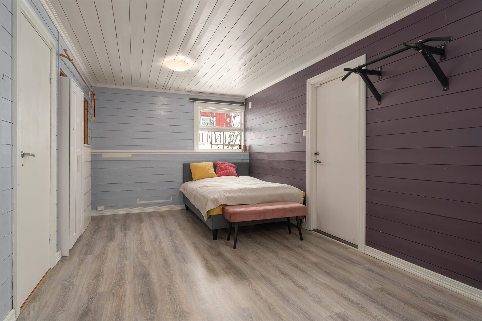 Del av rommet er opprinnelig bod, resten soverom.