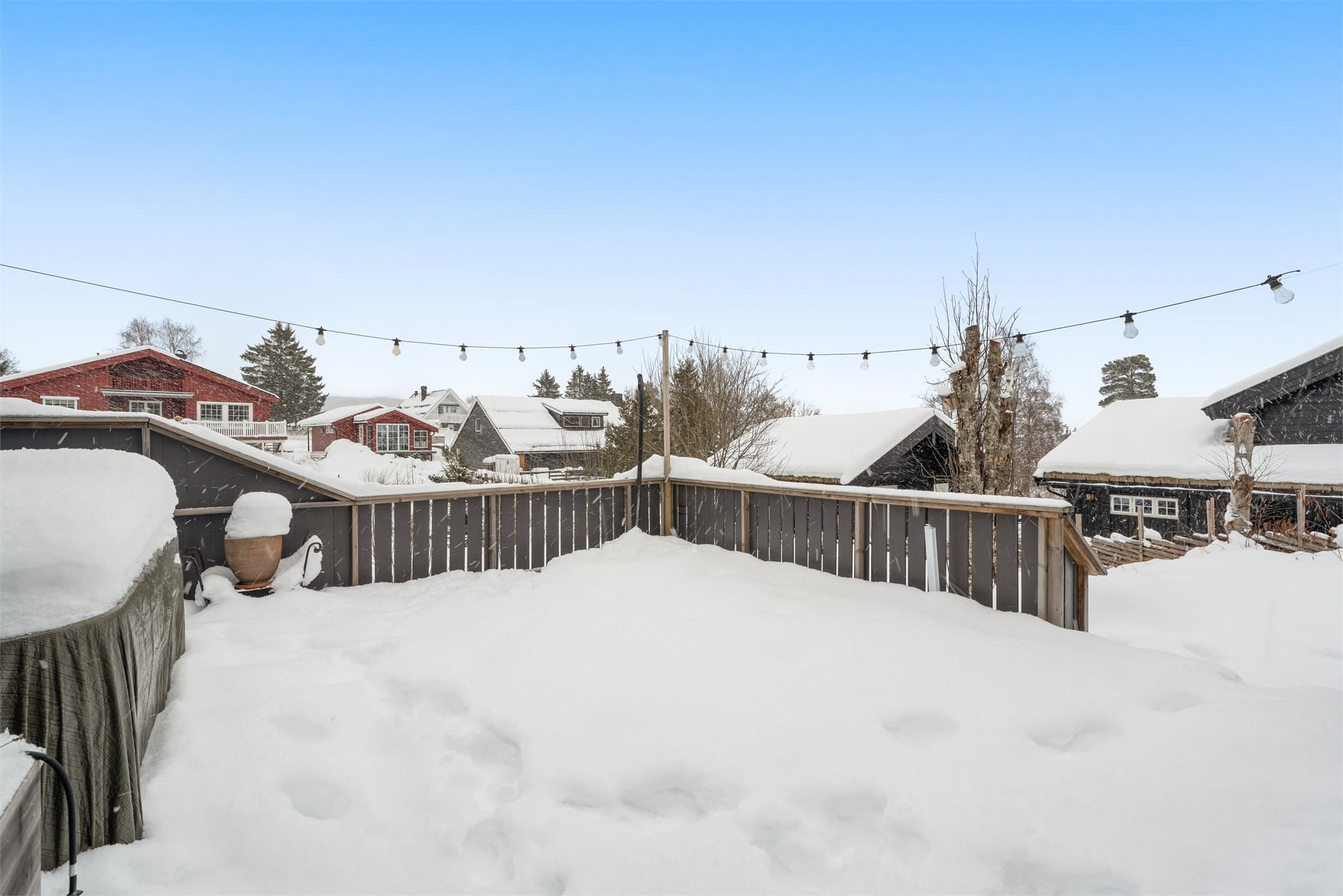 Romslig utelpass hvor årstidene kan nytes.