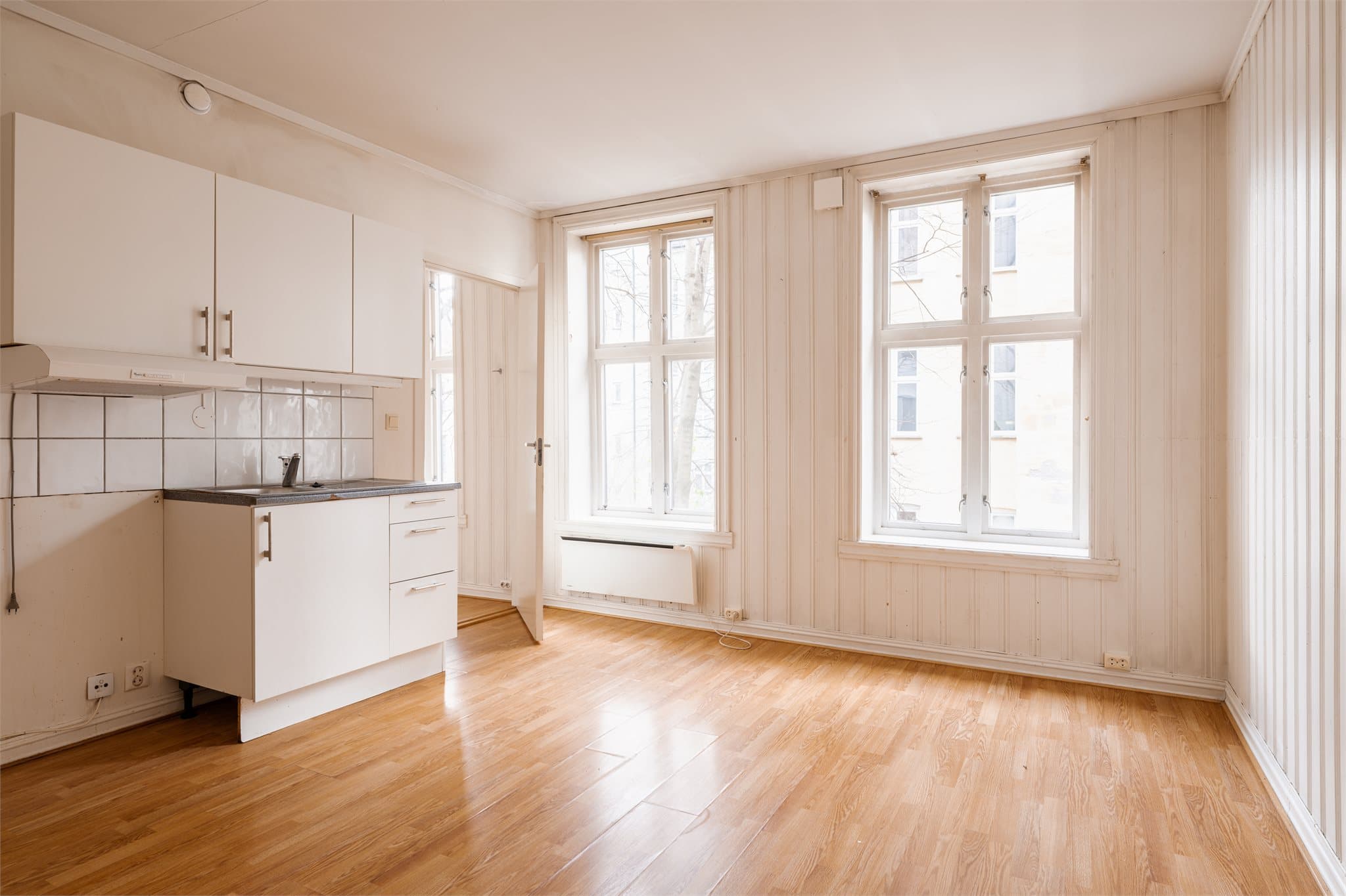 En lys 2-roms med god takhøyde og masse lys!