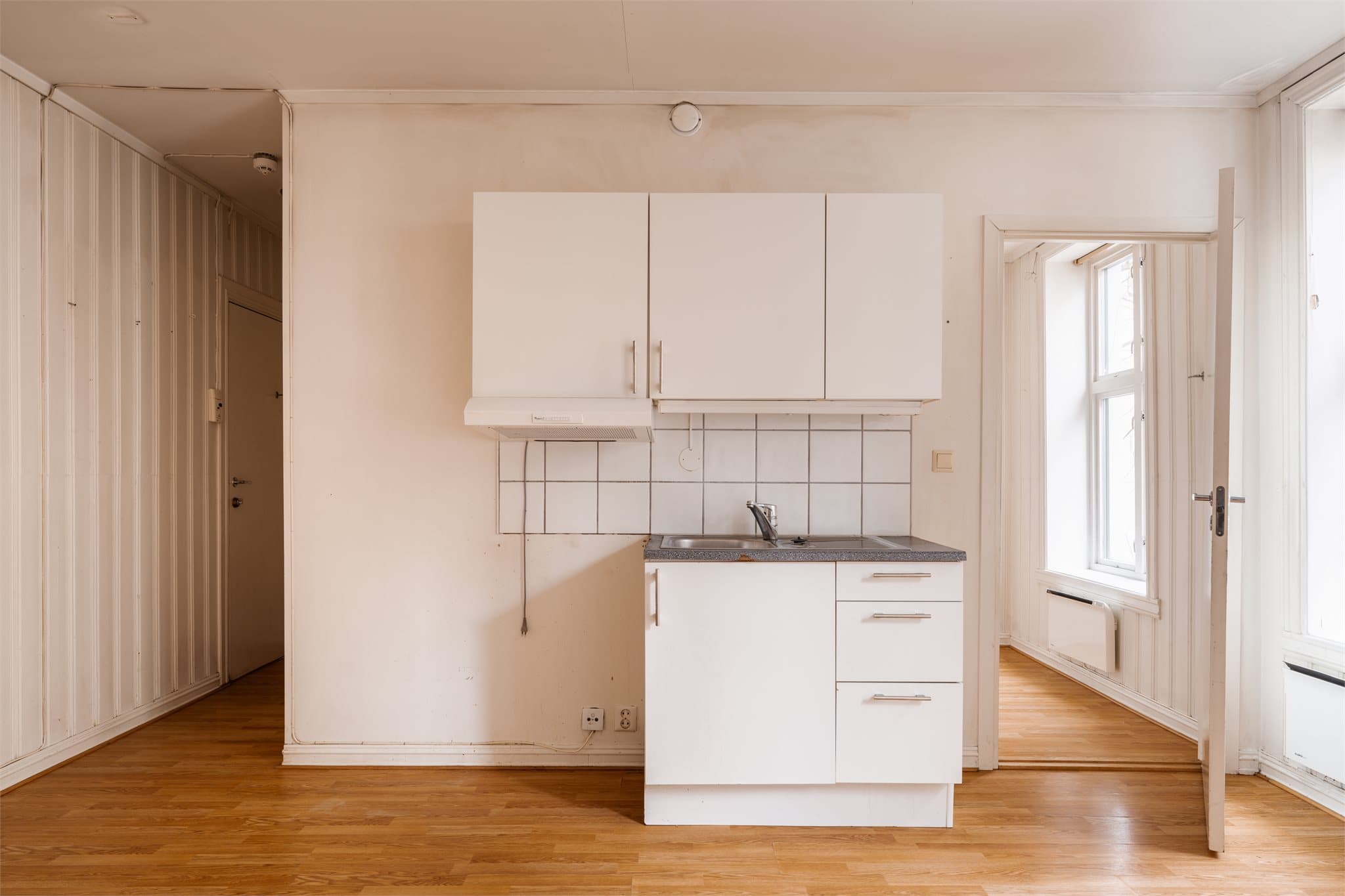 Leiligheten oppleves lys og luftig men har et behov for totaloppussing.