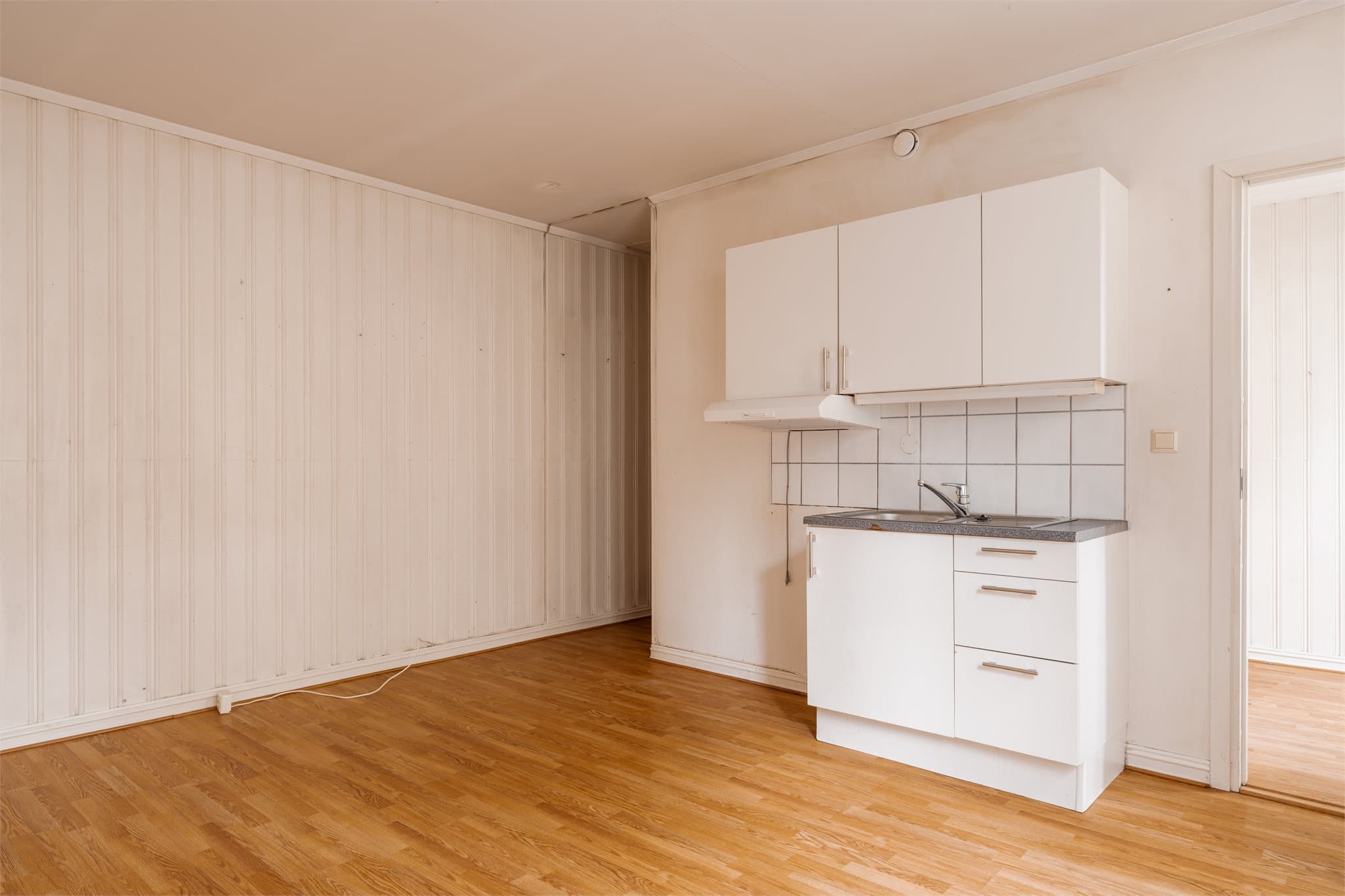 På stuen har du plass til sofa, tv-seksjon og annet ønsket møblement.