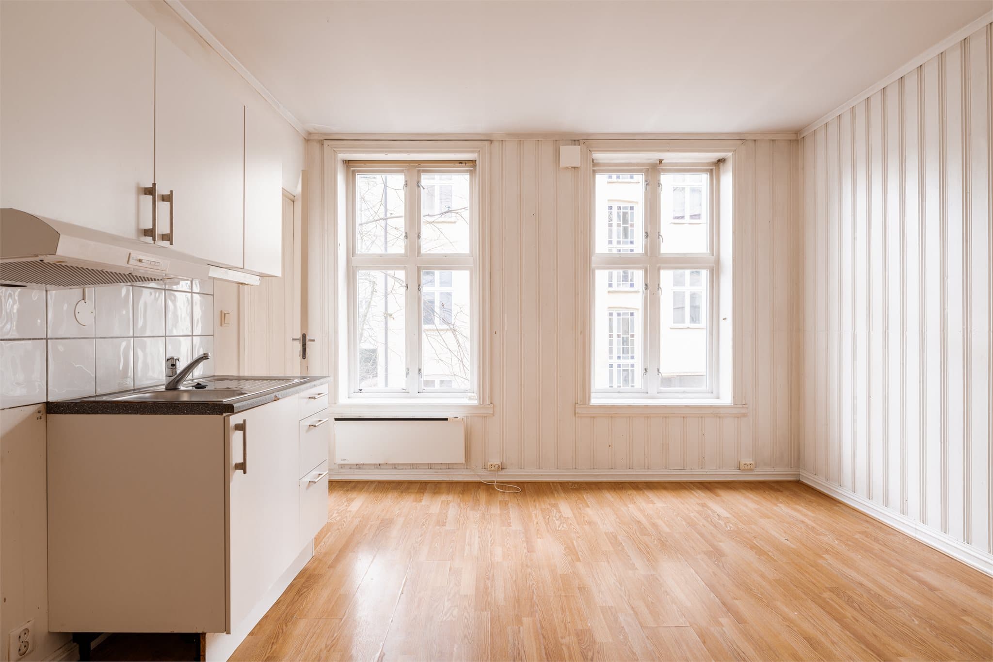 Klassiske detaljer som svært god takhøyde og dype karmer.