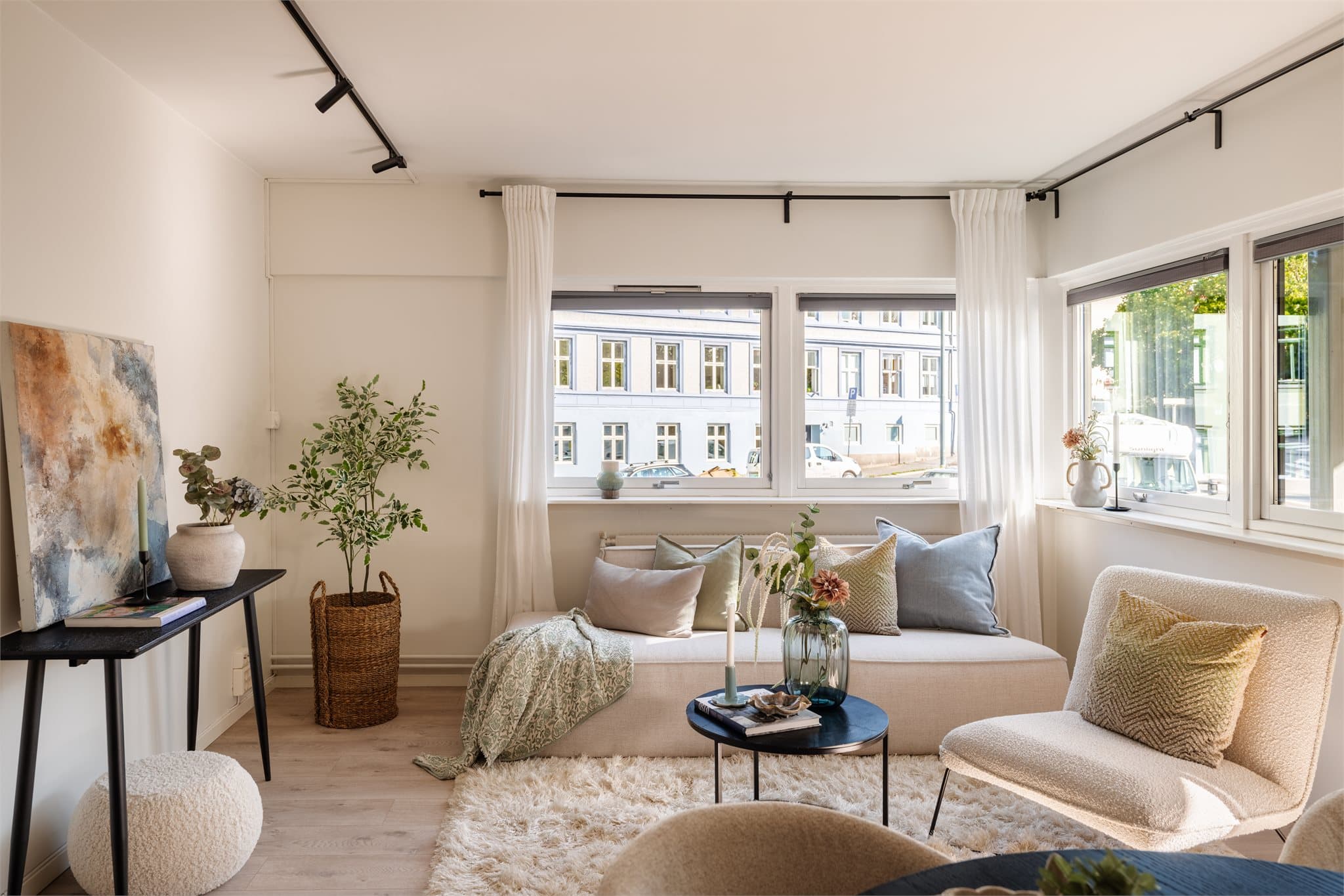 Romslig stue som er enkelt å møblere; det er god plass til sofagruppe.