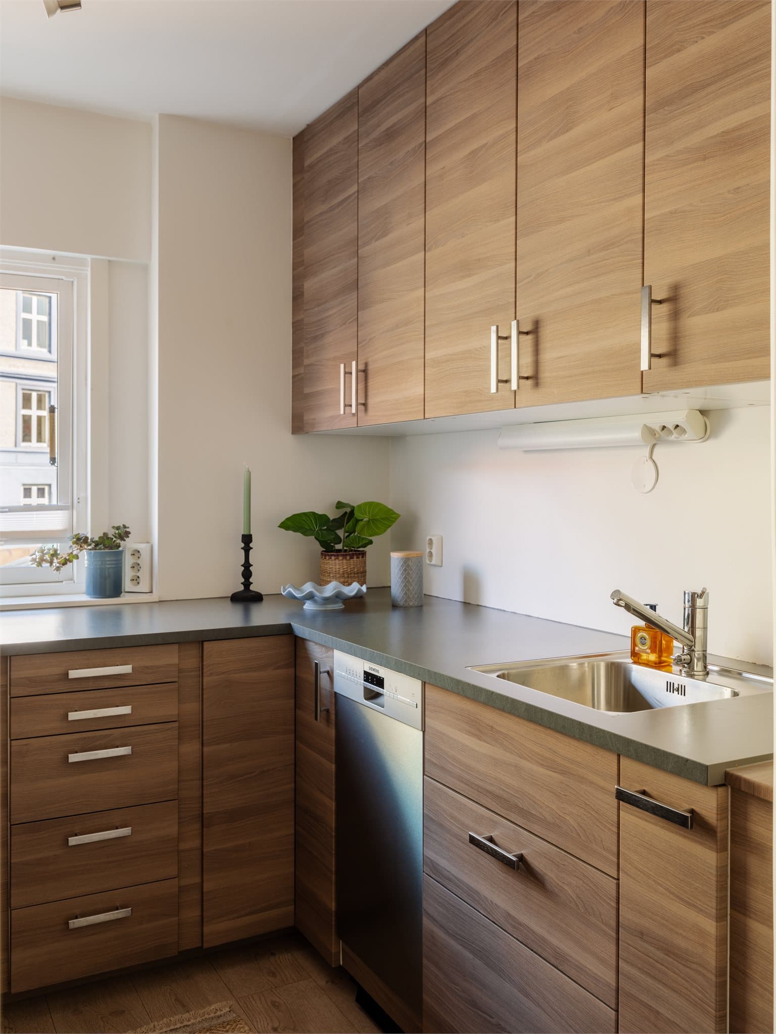 Kjøkkenet har IKEA-innredning fra 2014, med fronter i valnøttdekor og laminert benkeplate med nedfelt oppvaskkum.