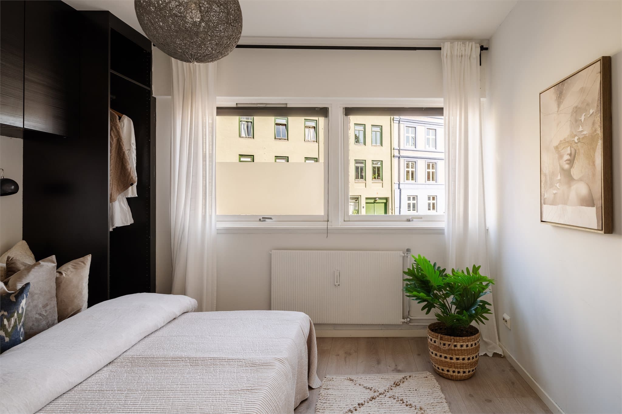 Soverommet slipper inn rikelig med naturlig lys.