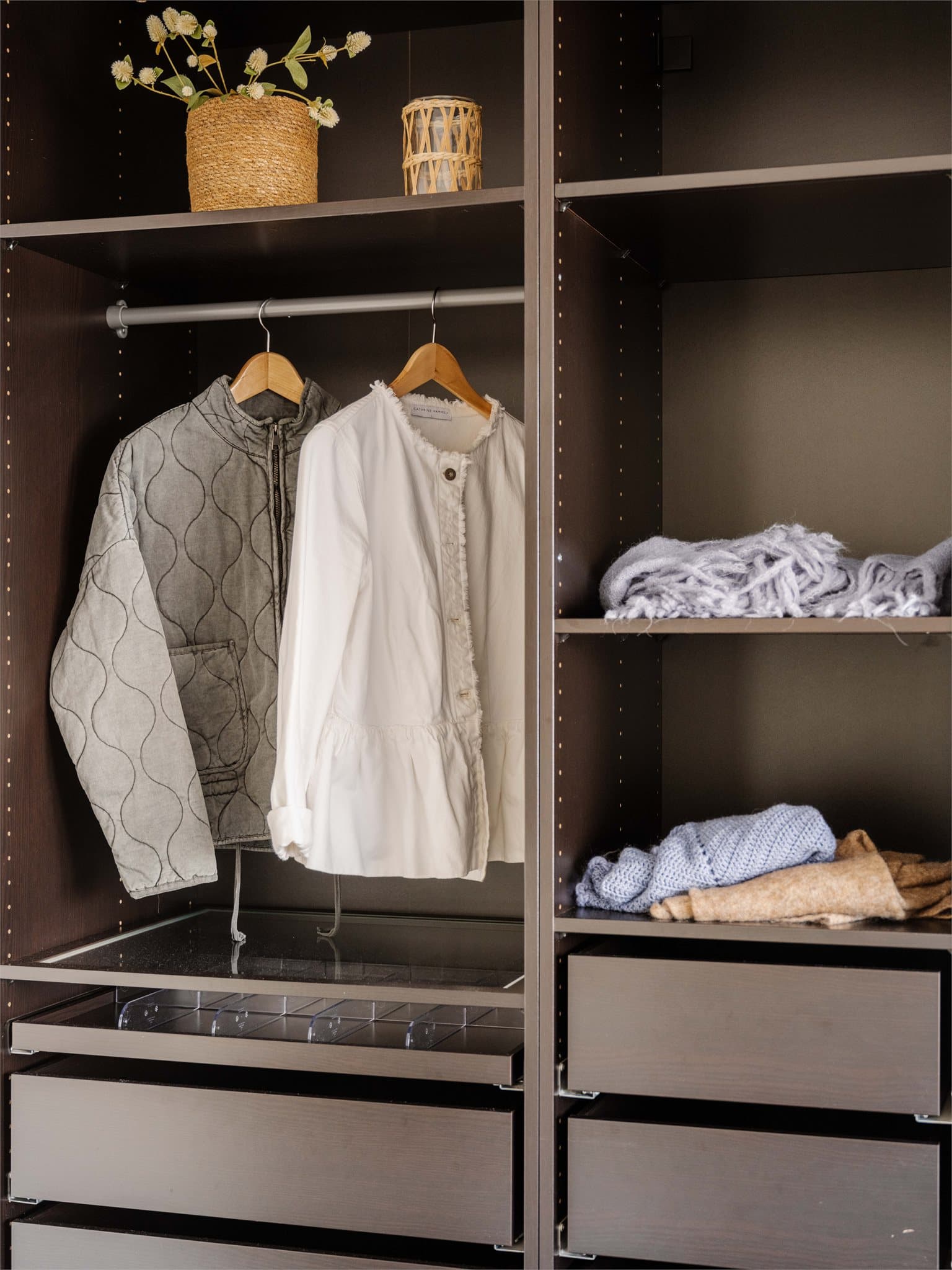 Romslig garderobe med hengestang, skuffer og hyller.