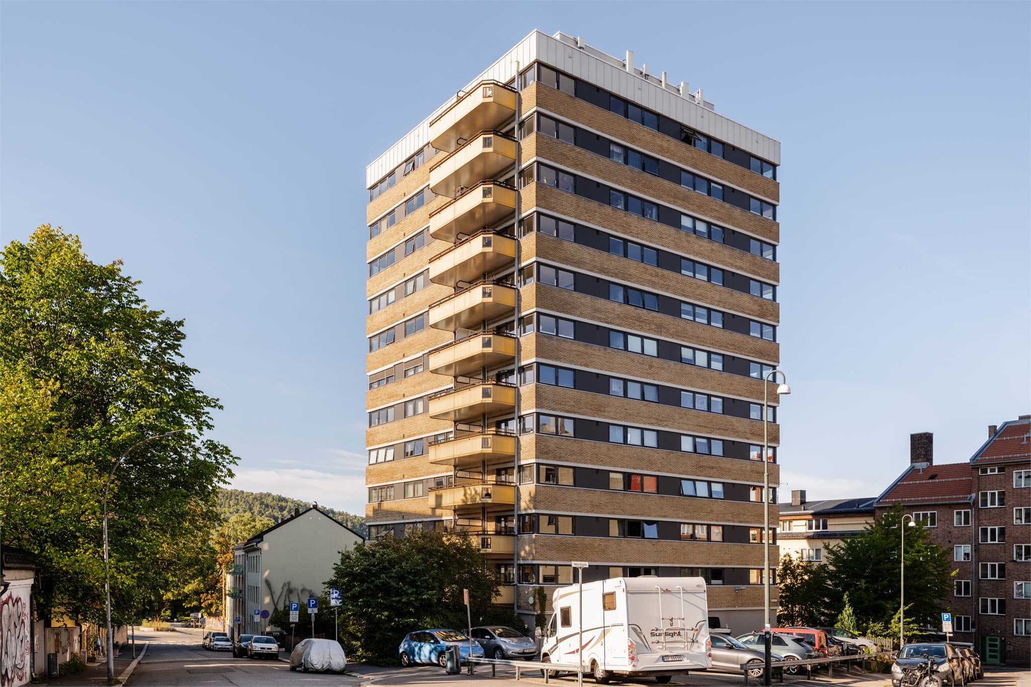 Bygget ble oppført i 1961, og består av 74 leiligheter. Selskapet disponerer 15 garasjeplasser og 15 utendørs parkeringsplasser for utleie, tildelt av styret etter venteliste. Leieprisen er 500 kr/mnd.