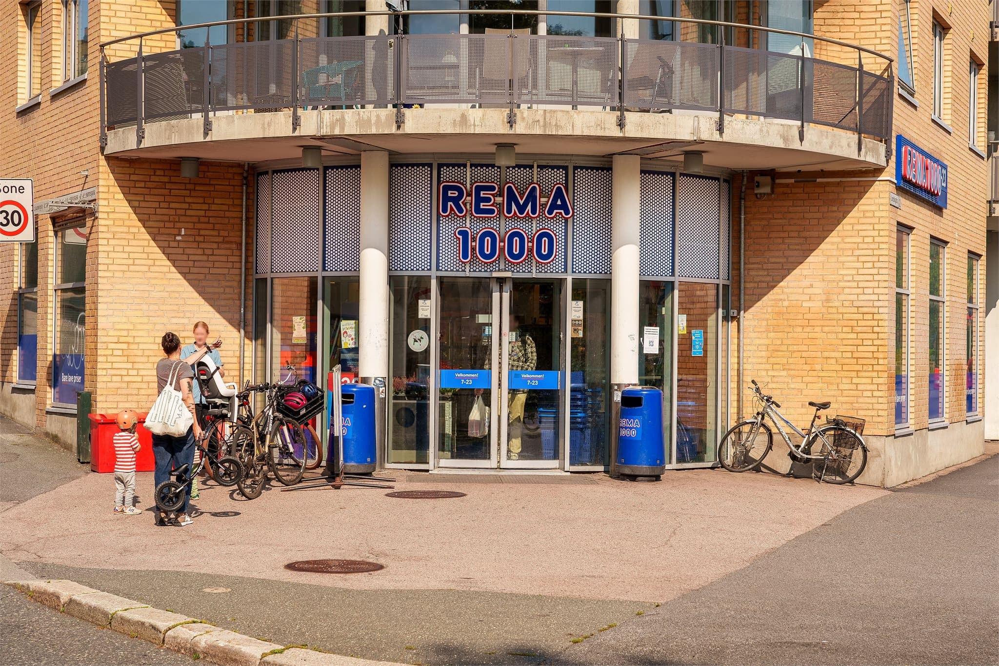 De daglige innkjøpene kan raskt gjøres et steinkast ned gaten, på Rema 1000 Jordal.