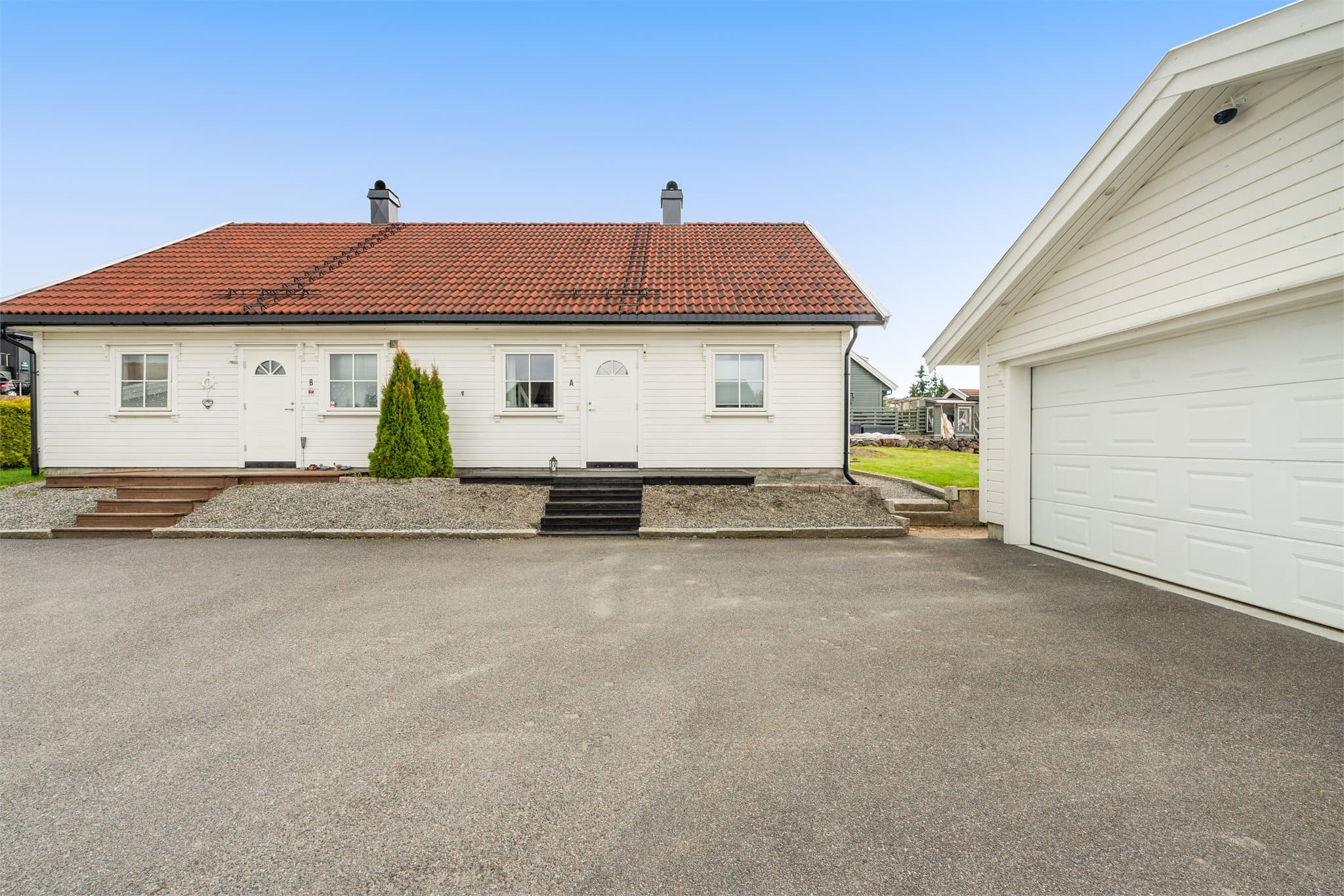 Det er parkering i dobbelgarasje og oppstillingsplass.
