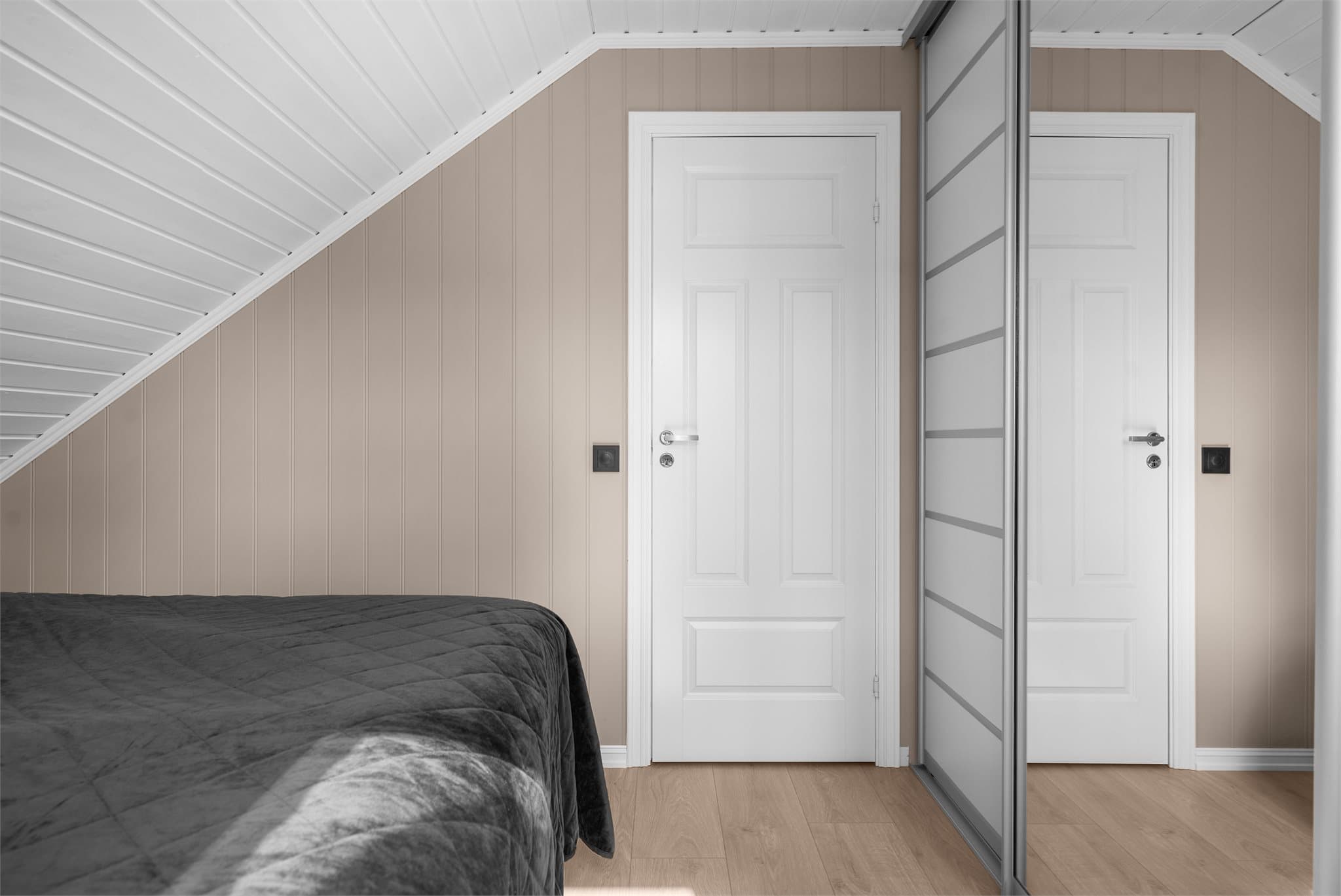 Det er en praktisk skyvedørsgarderobe og god plass for dobbelseng.