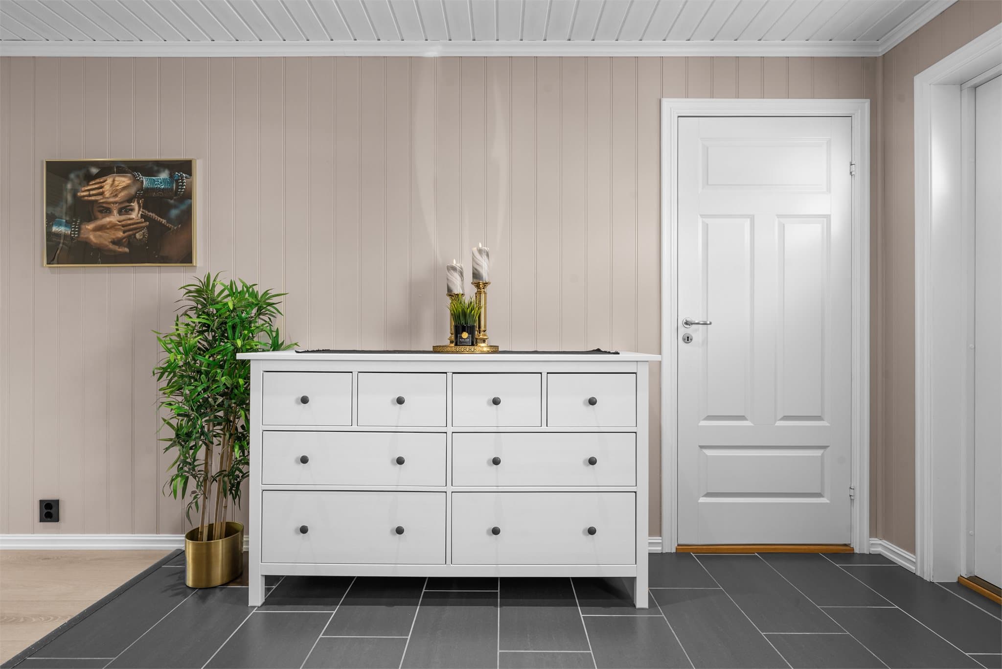 Hall/entre med plass for garderobeskap eller annen oppbevaring for yttertøy og sko.