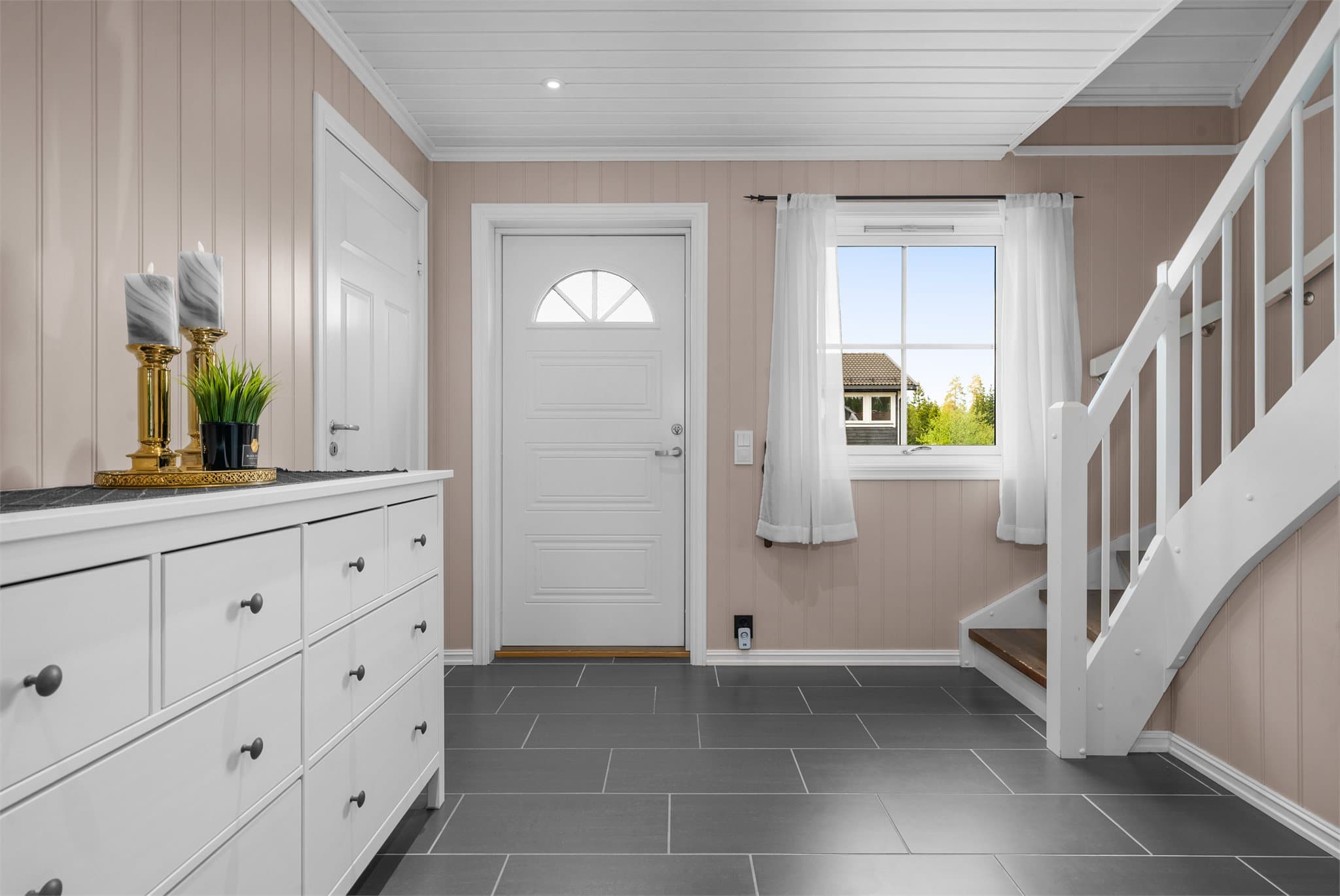 Entré/ hall har også varmekabler i gulv.