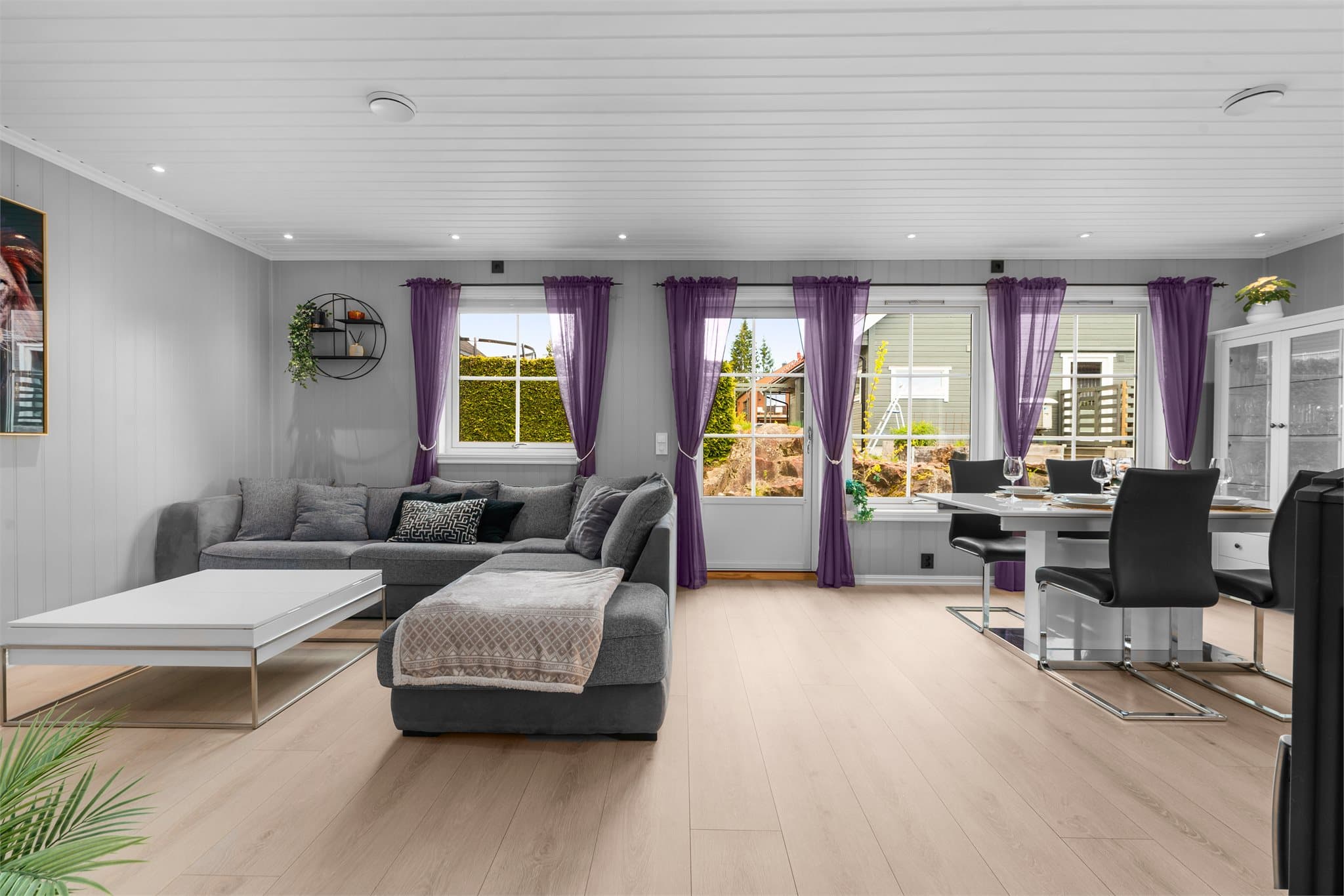 Downlights med smartstyring i tak.