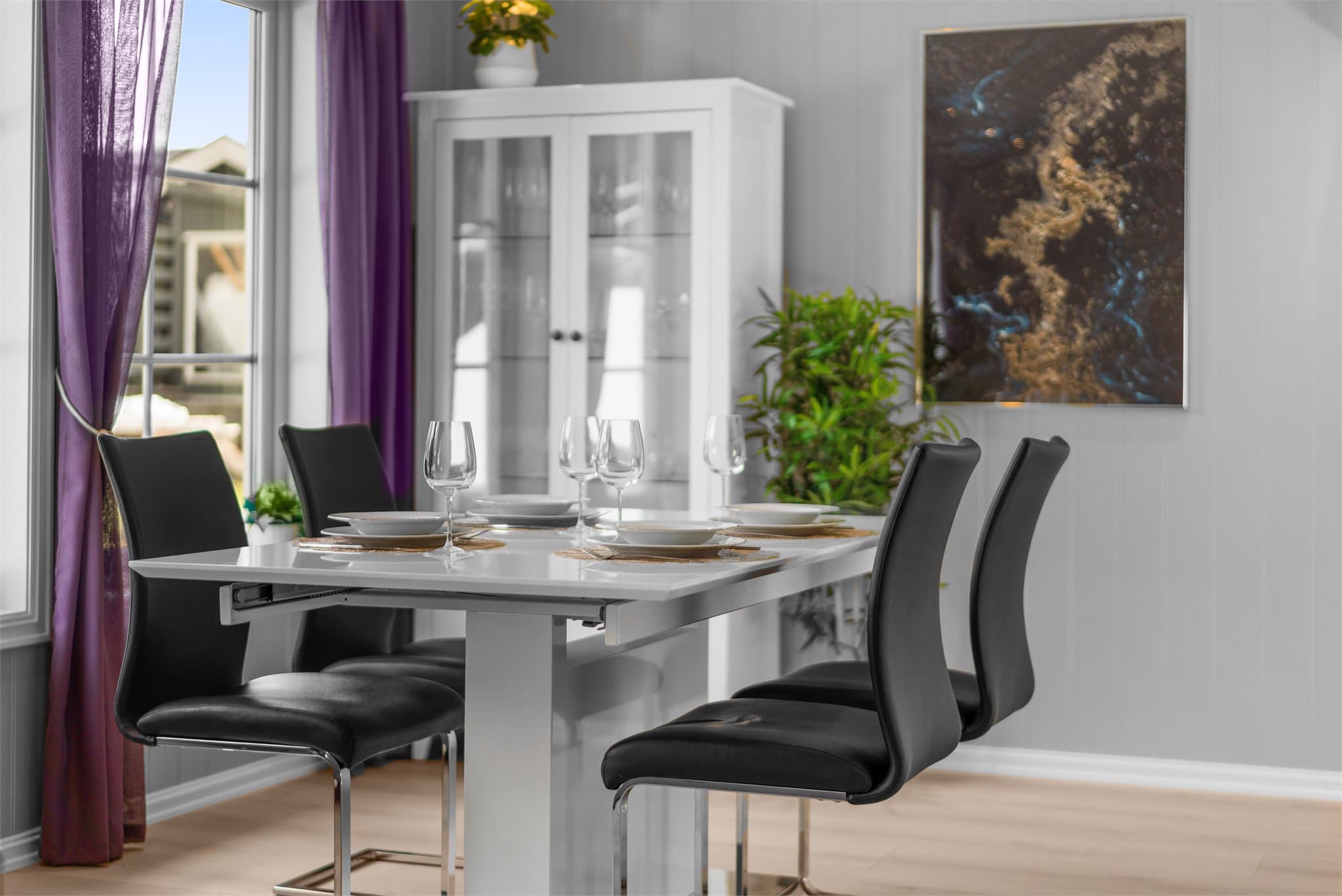 Spisestuen. Rikelig med lysinnslipp fra store vindusflater.