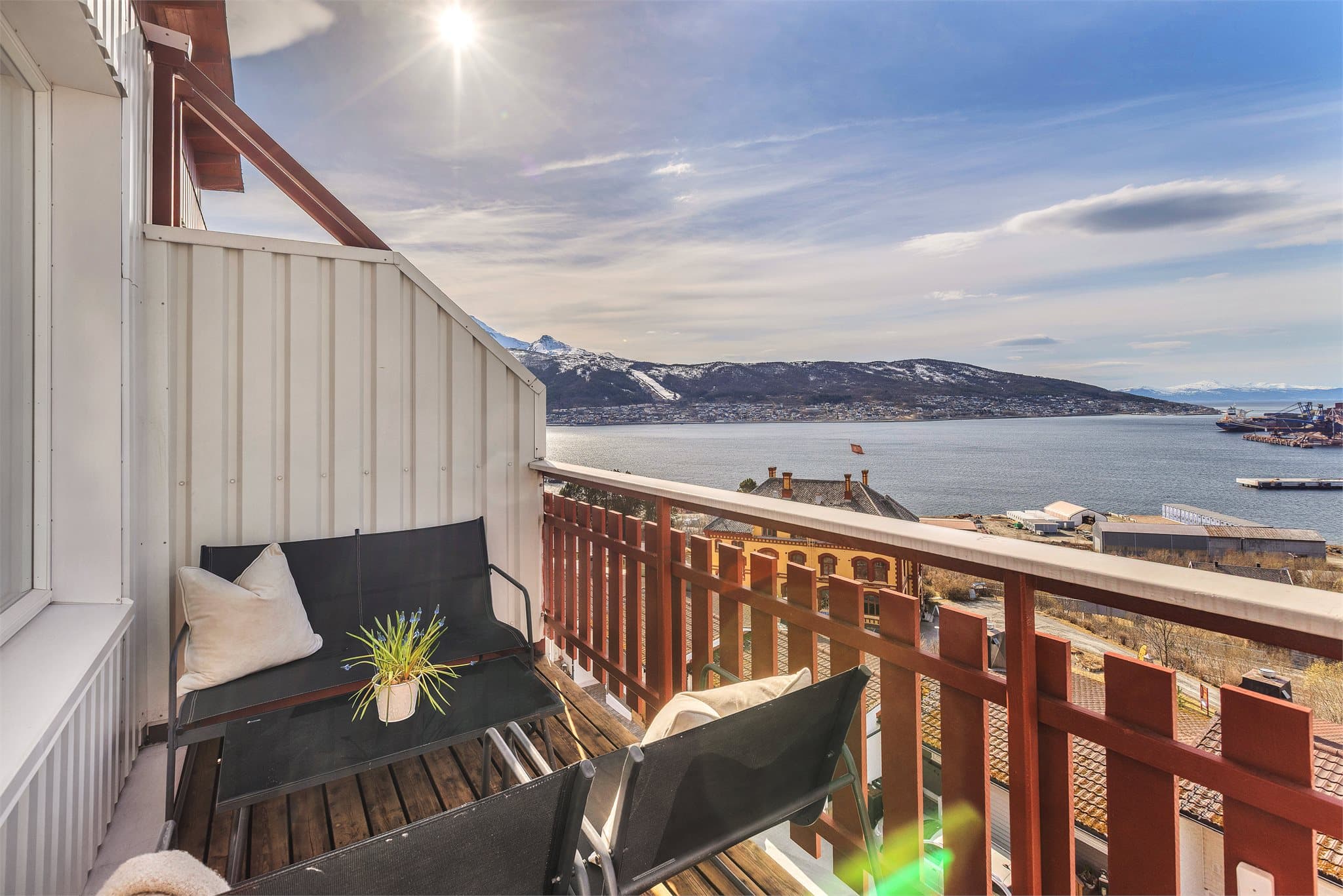 Leiligheten har en solrik vestvendt balkong med flott utsikt!