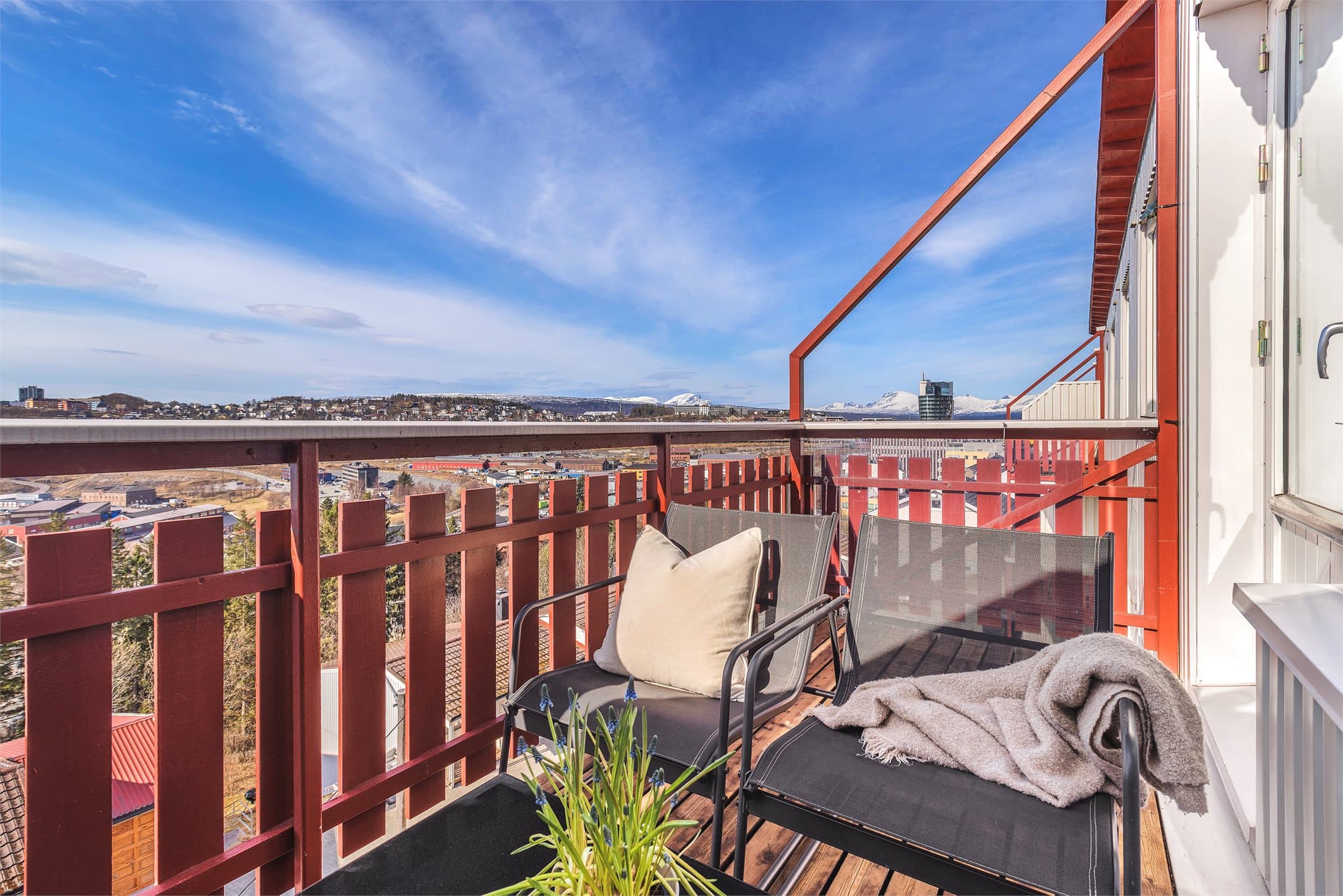 Her får du flotte soldager ute på egen balkong utover lange sommerkvelder