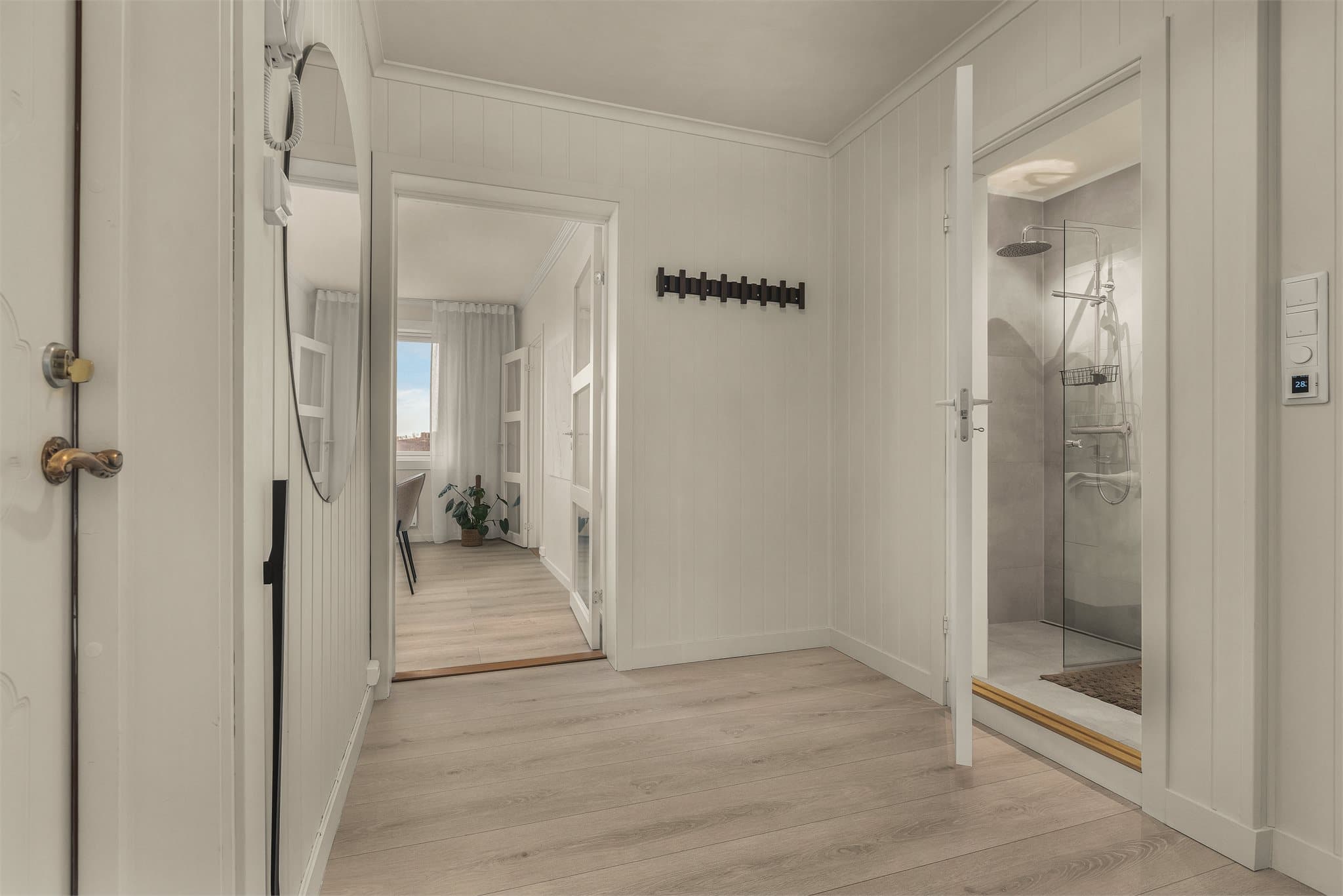 I entré er det god plass for oppheng, videre tar den deg inn i stuen