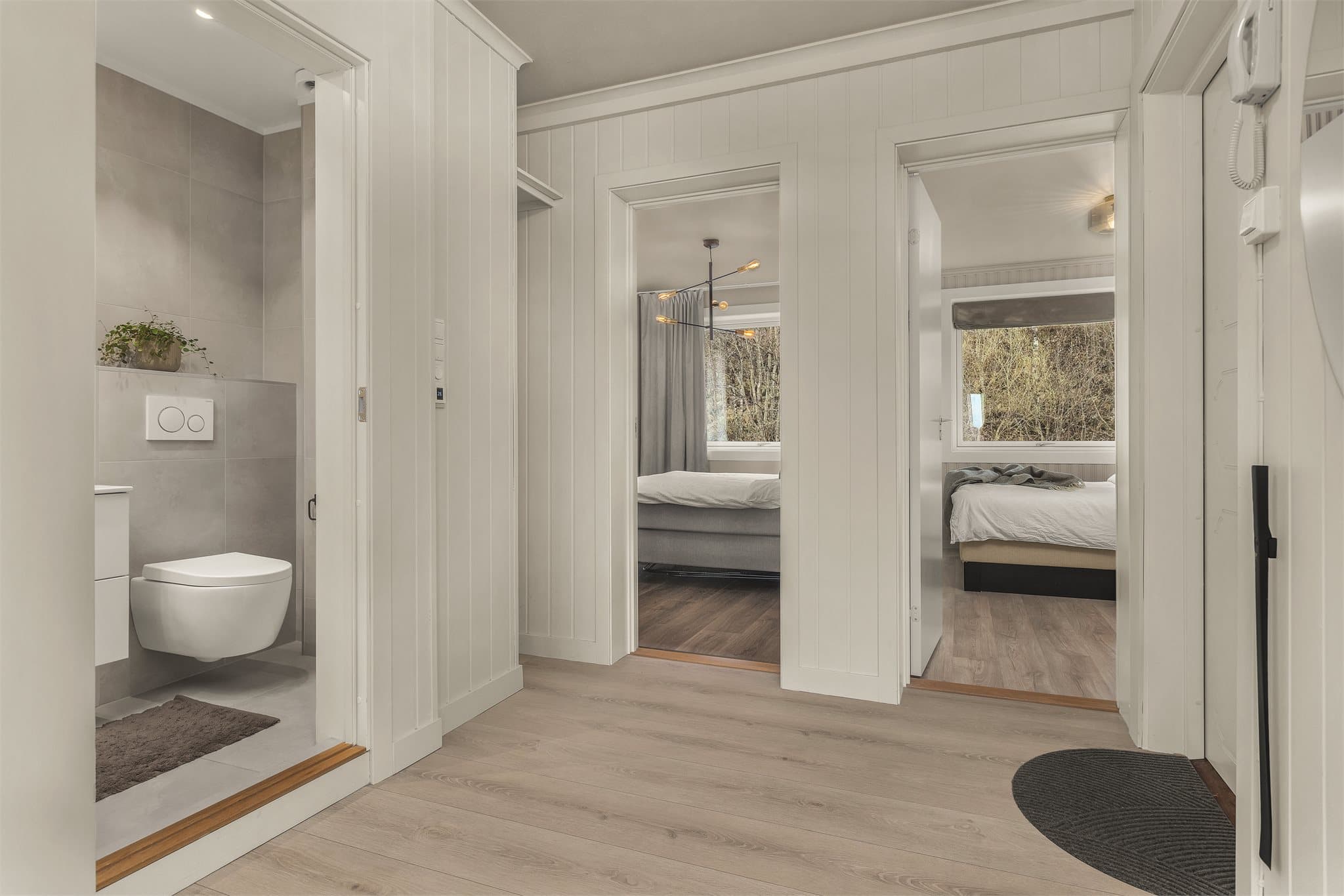 Fra gangen er det adkomst til bad og to soverom