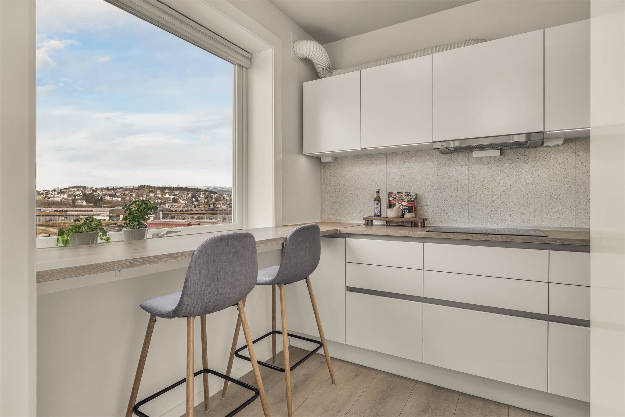 Kjøkken fra 2022 i en lys og tidløs utførelse, her har du en fantastisk utsikt!