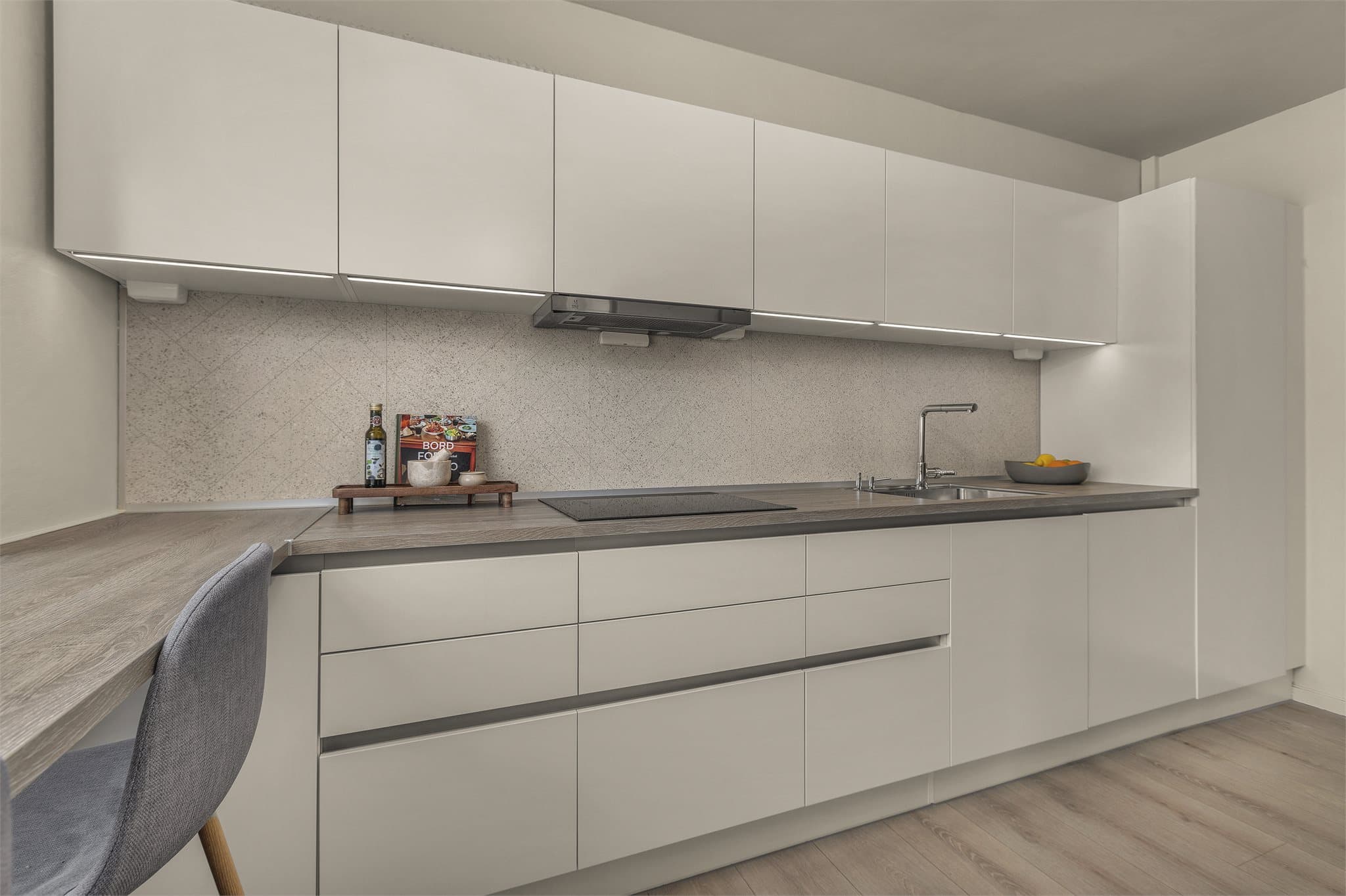 Kjøkkenet innehar et moderne og tidløst uttrykk