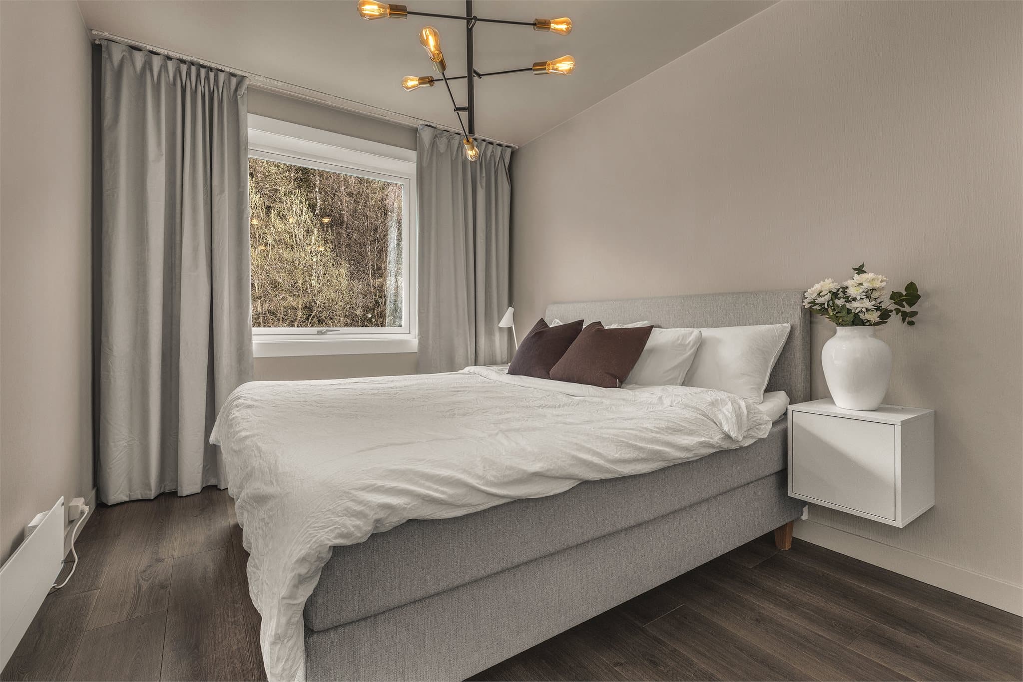 Hovedsoverommet har en flott utførelse og god plass for soveromsmøbler