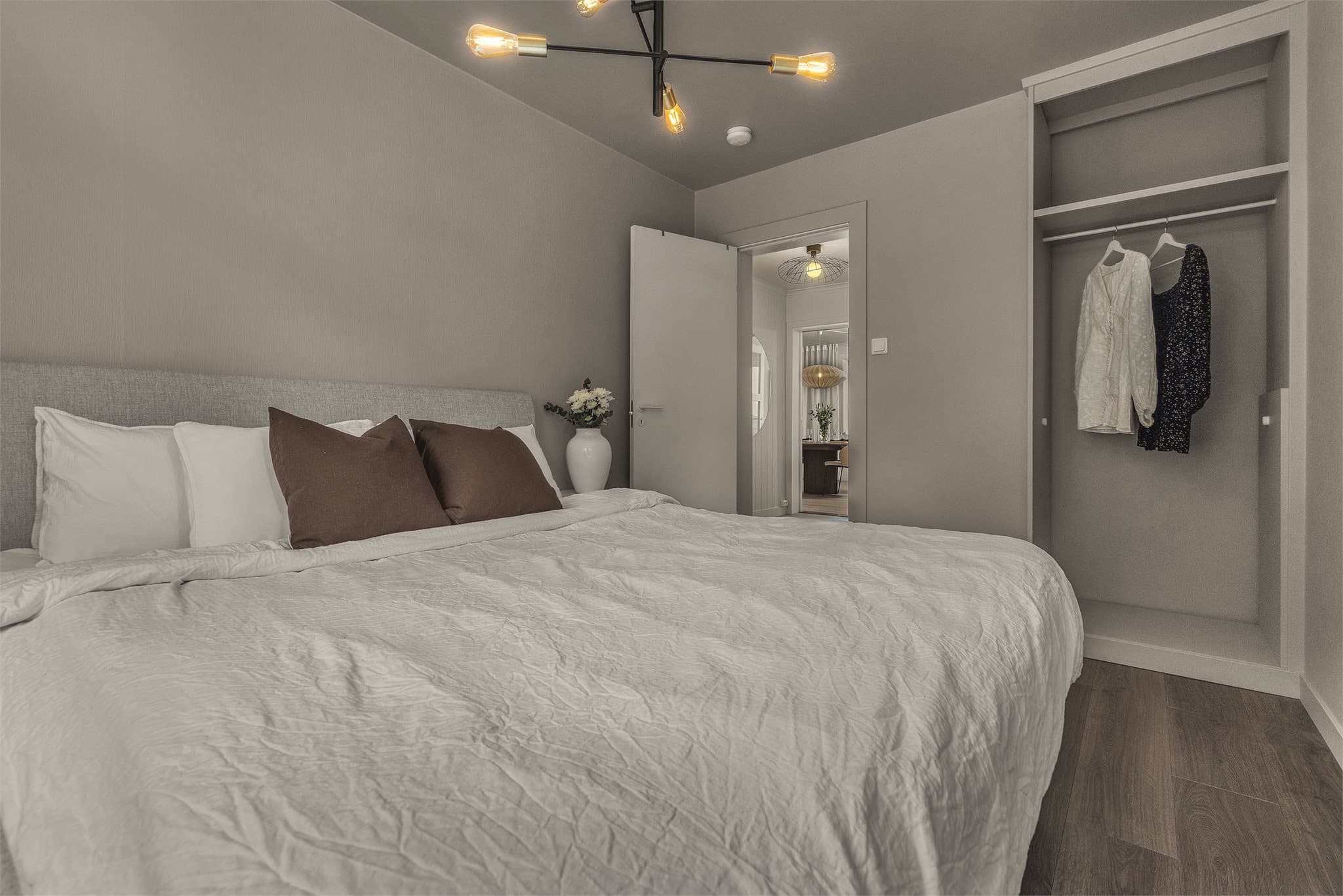 Soverom 1 - Romslig soverom. her er det garderobenisje med oppheng