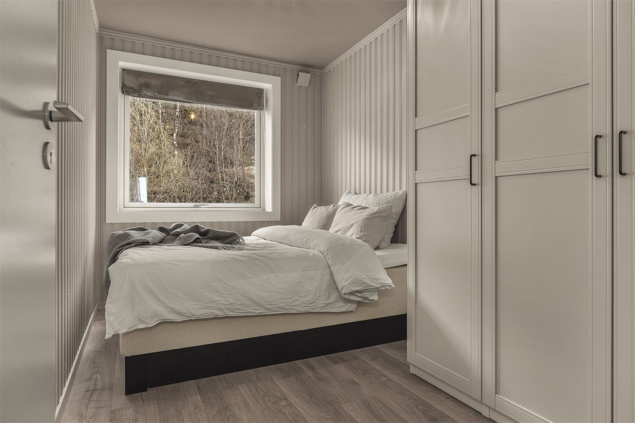 Soverom med en flott og praktisk Pax garderobe fra Ikea.