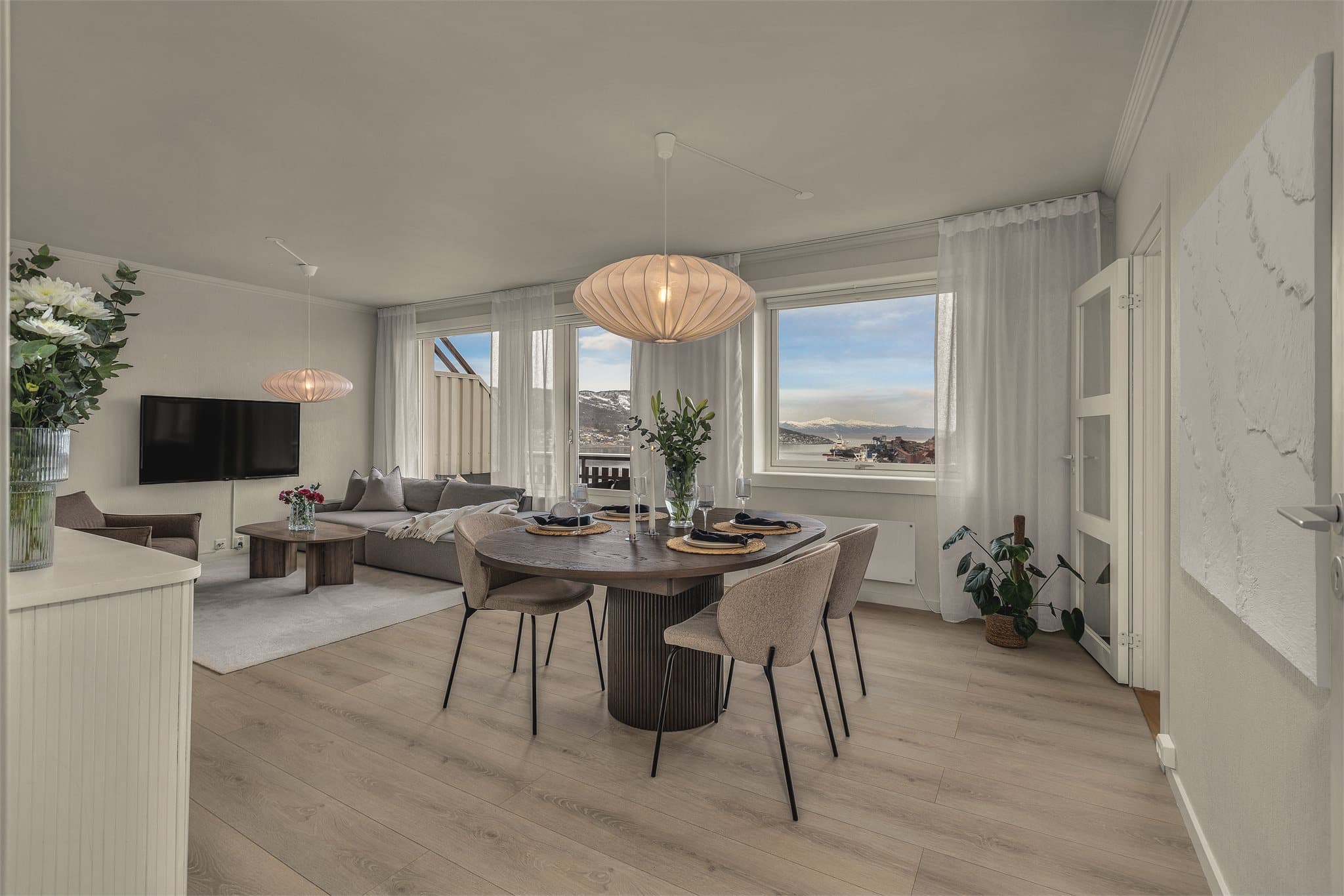 Her har du ei luftig stue med mye lys og god plass for møblering