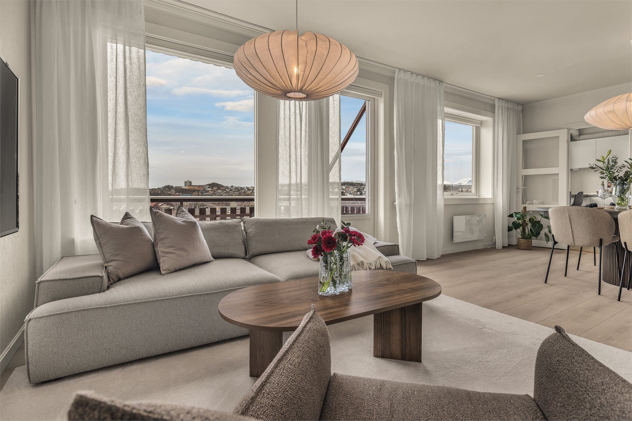 Stuen gir mye lys og god utsikt gjennom de store vindusflatene