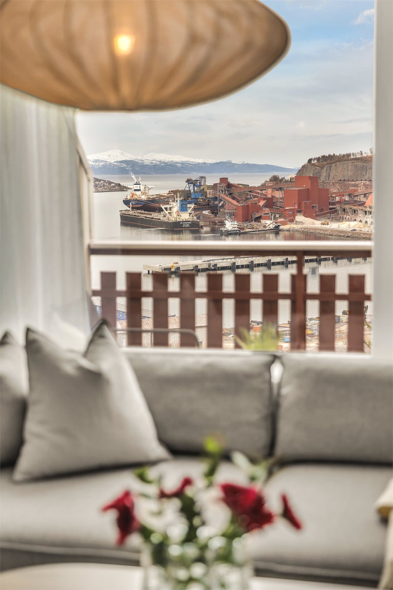 Fra stuen kan du nyte en fantastisk utsikt mot fjord og fjell