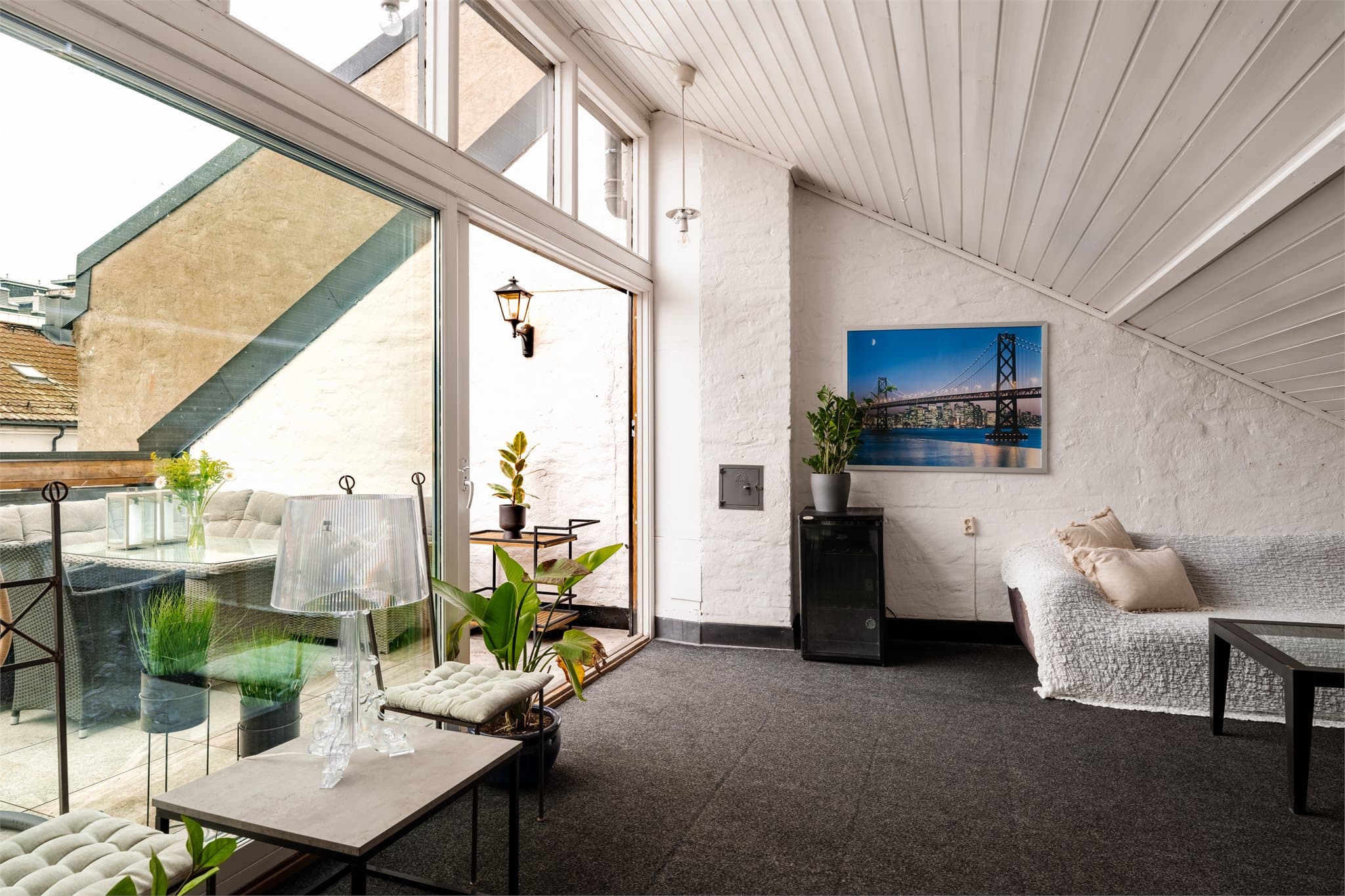 Romslig og hyggelig felles oppholdsrom – perfekt som supplement til takterrassen ved større sammenkomster.