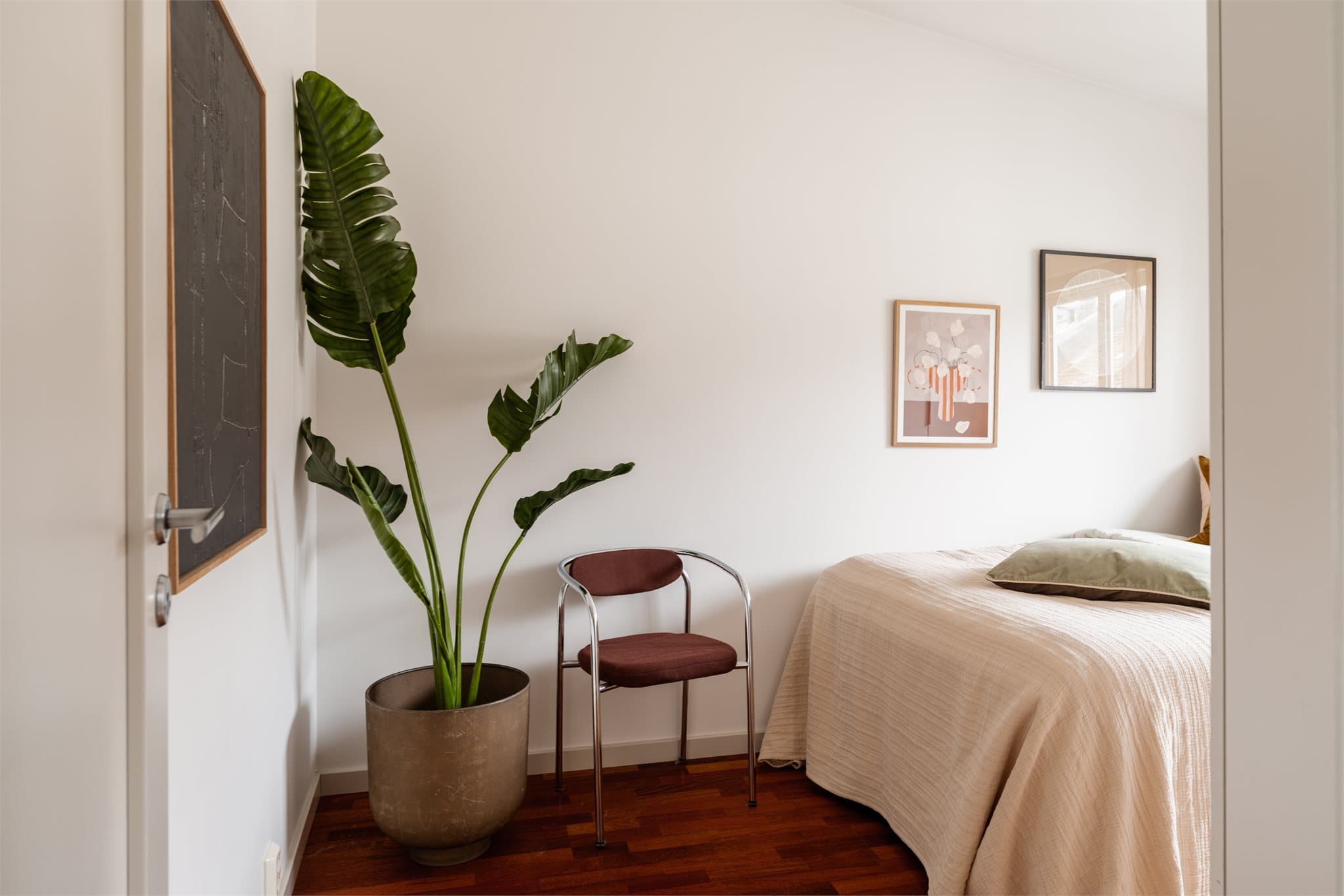 Et lyst og innbydende soverom med mange bruksmuligheter.