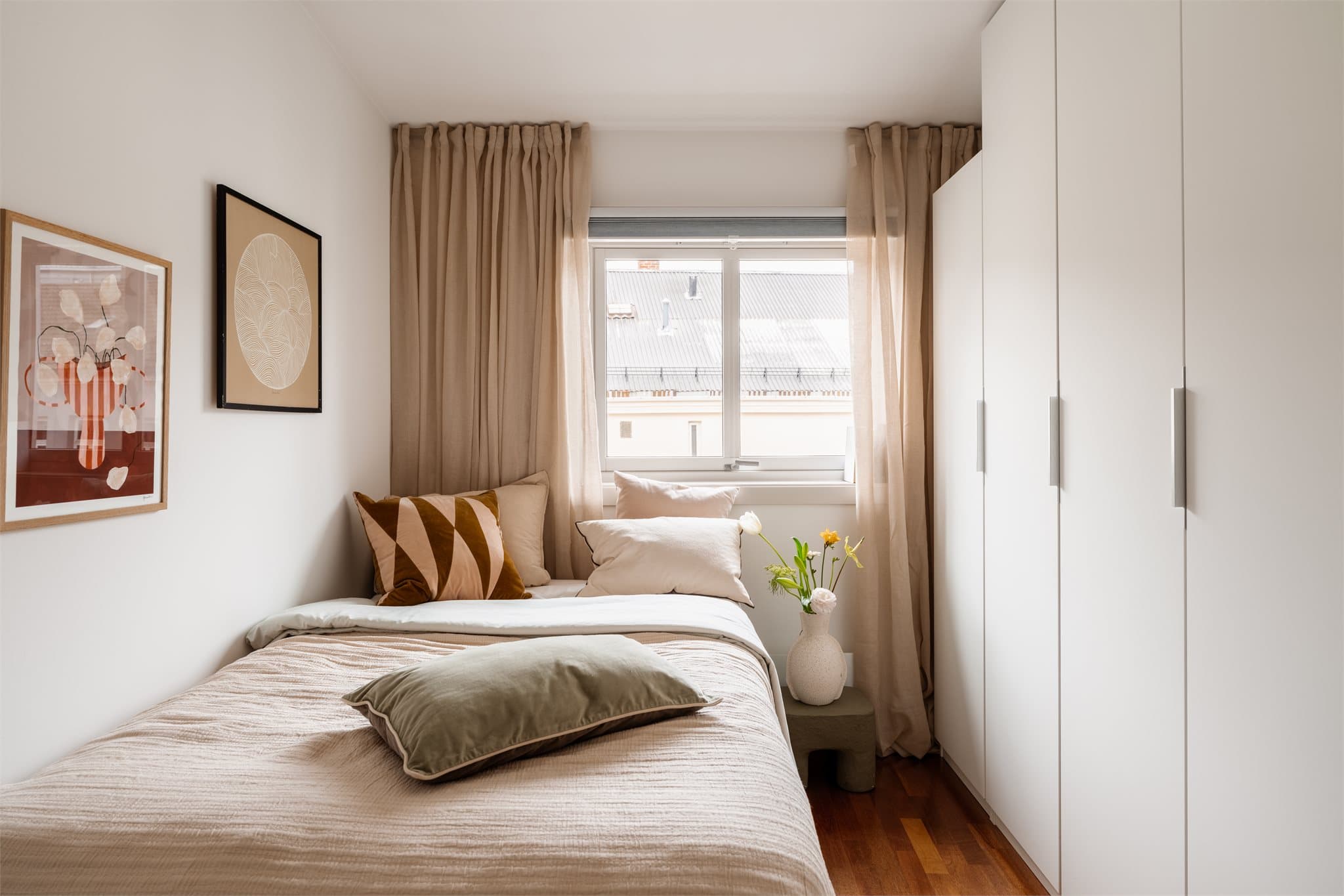 Det er god plass til dobbeltseng, samt rikelig med oppbevaring i romslig garderobe.