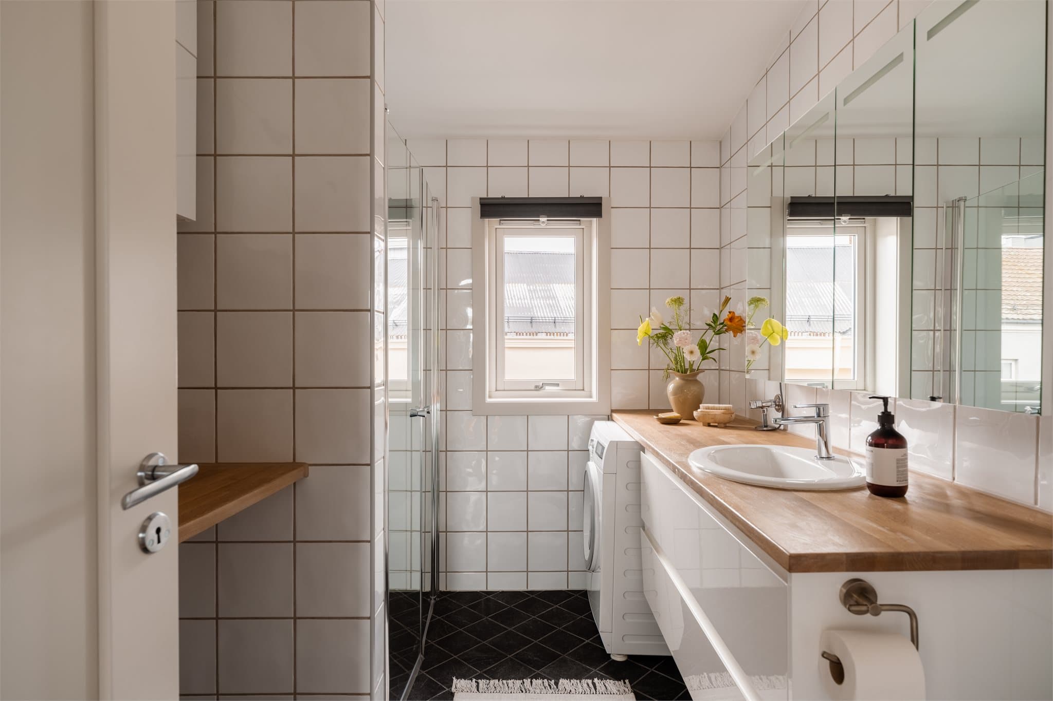 Bad med vindu! Flislagte overflater og deilig varme i gulvet.