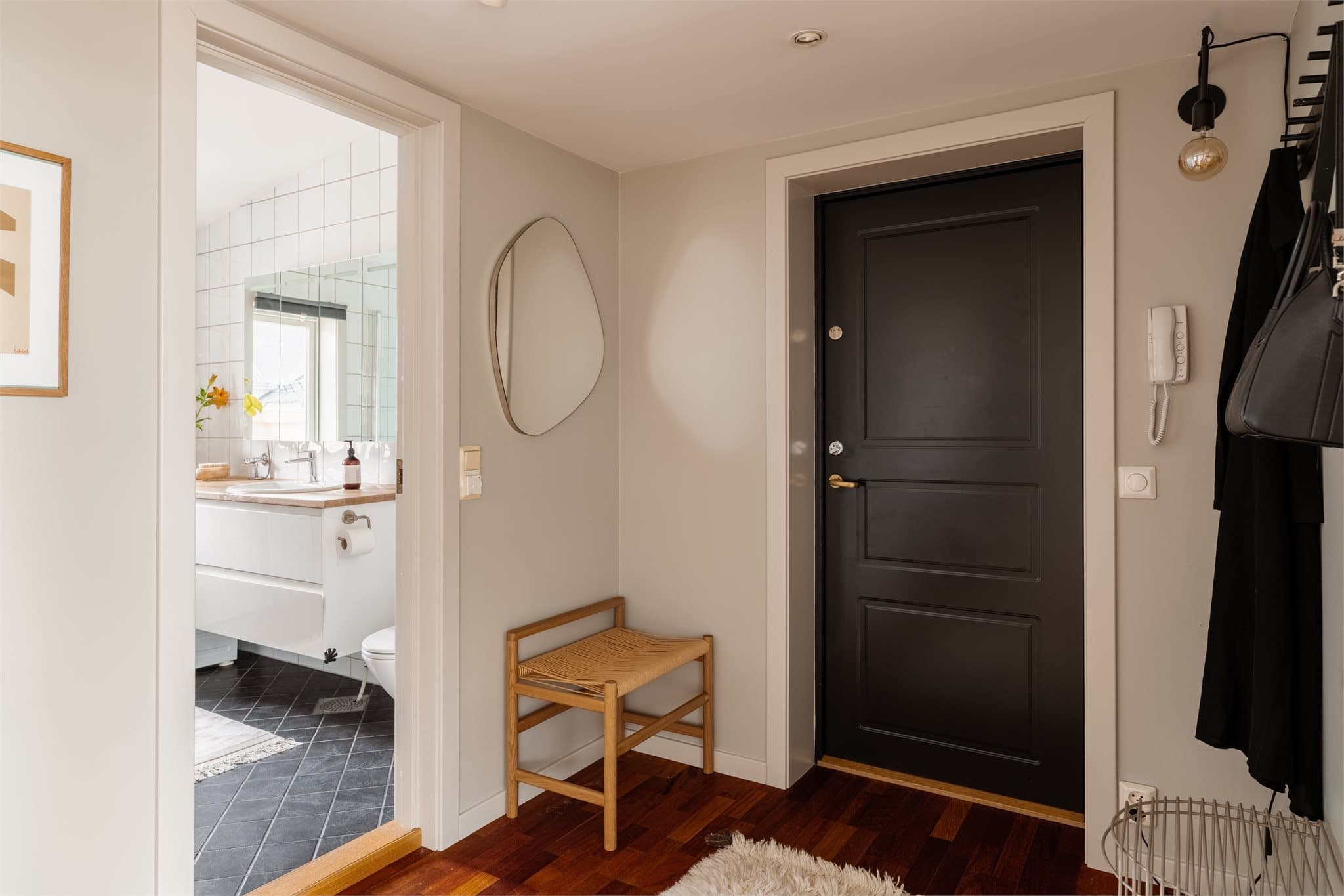 Velkommen hjem! Innbydende entré med en ryddig og oversiktlig utforming.