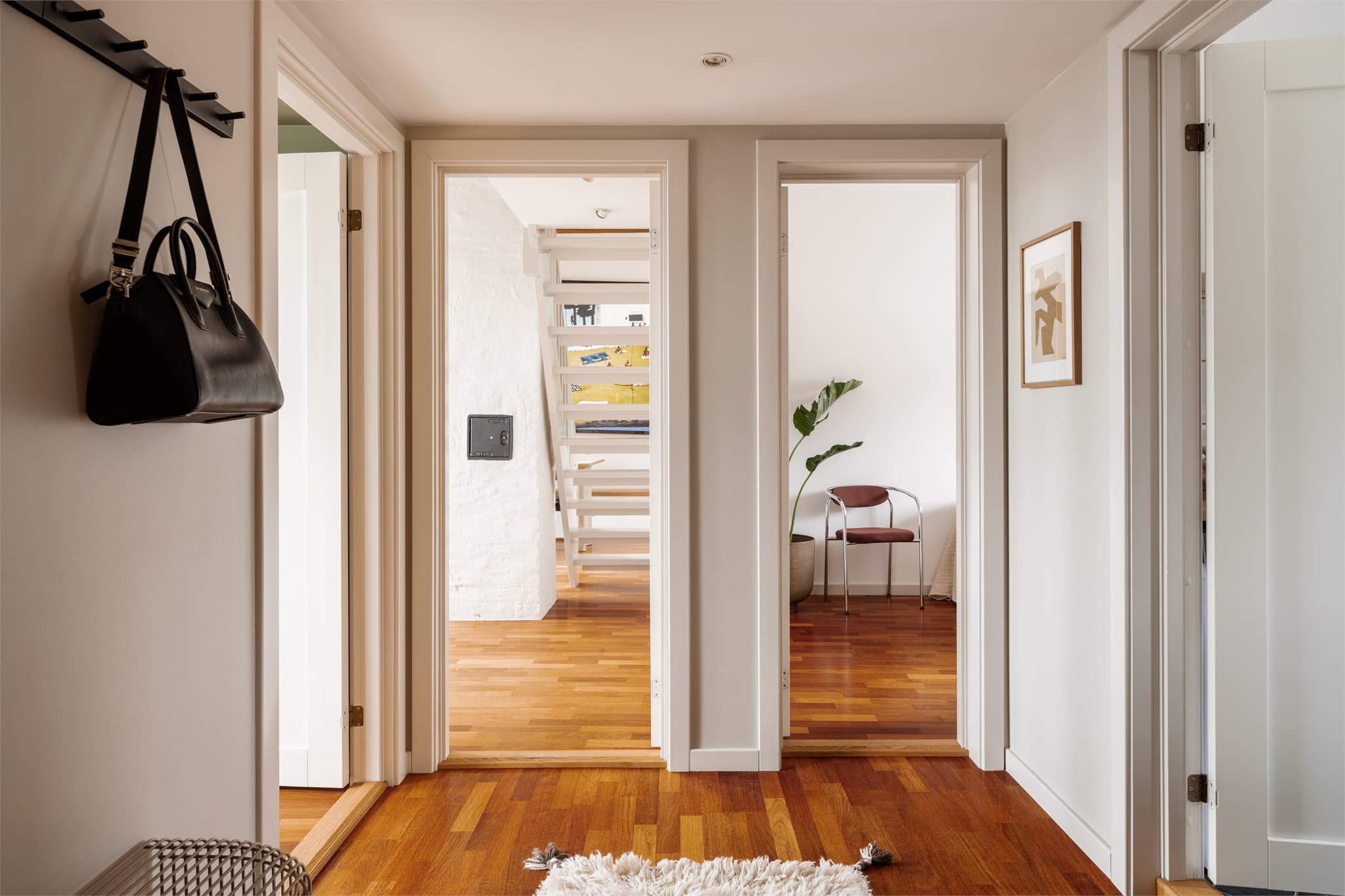 Videre inneholder leiligheten to soverom og et flislagt bad, alle med adkomst fra entréen.