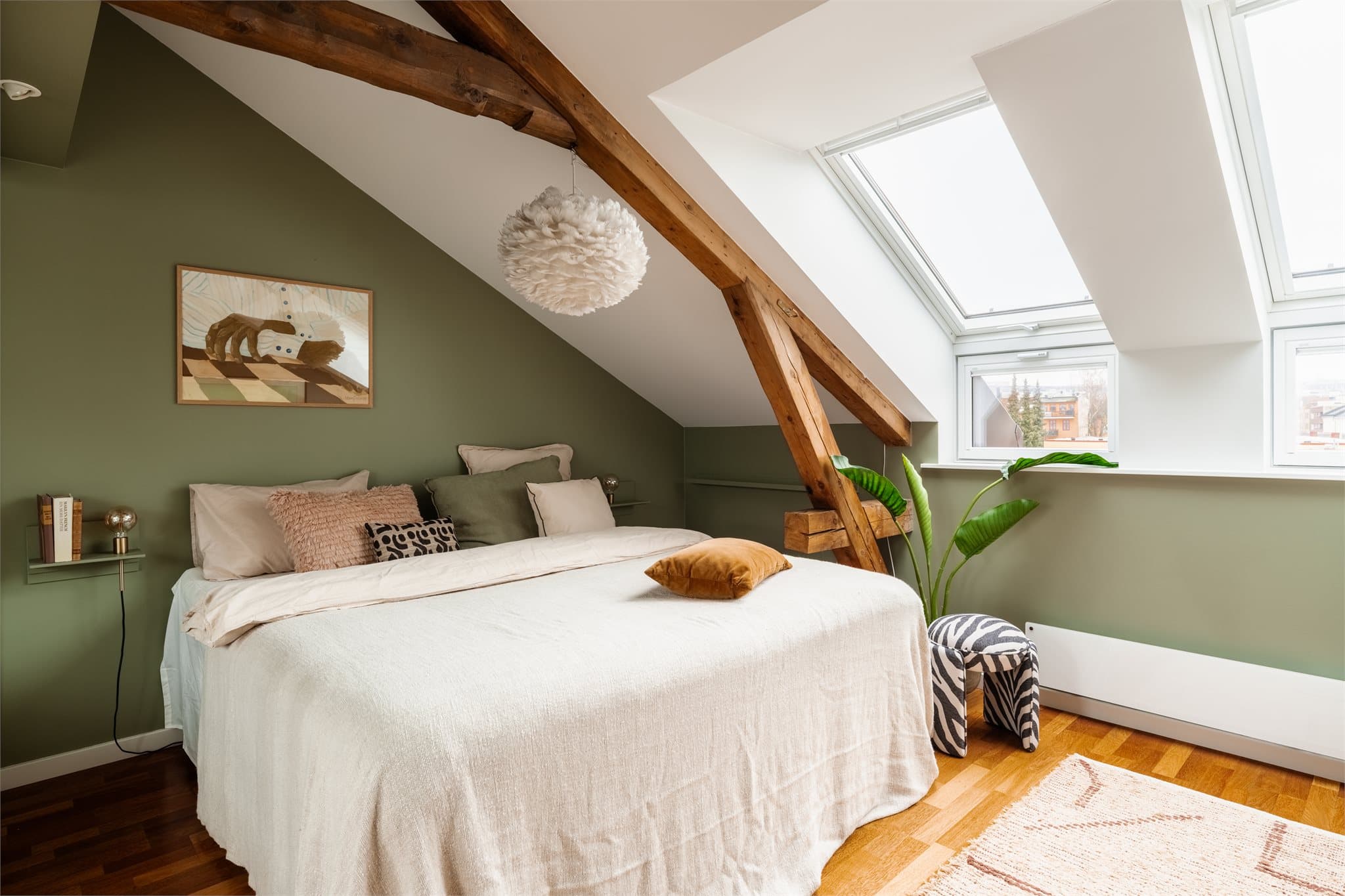 Lekkert hovedsoverom med behagelig atmosfære og store takvinduer.