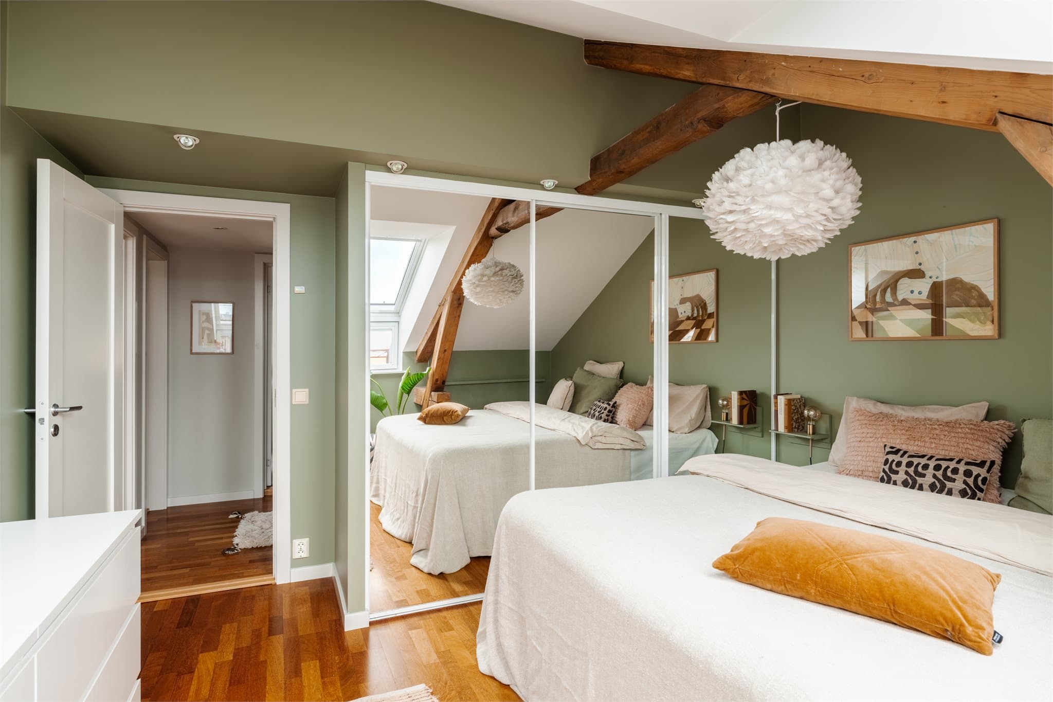 Integrert skyvedørsgarderobe gir god oppbevaringsplass til klær og sko.