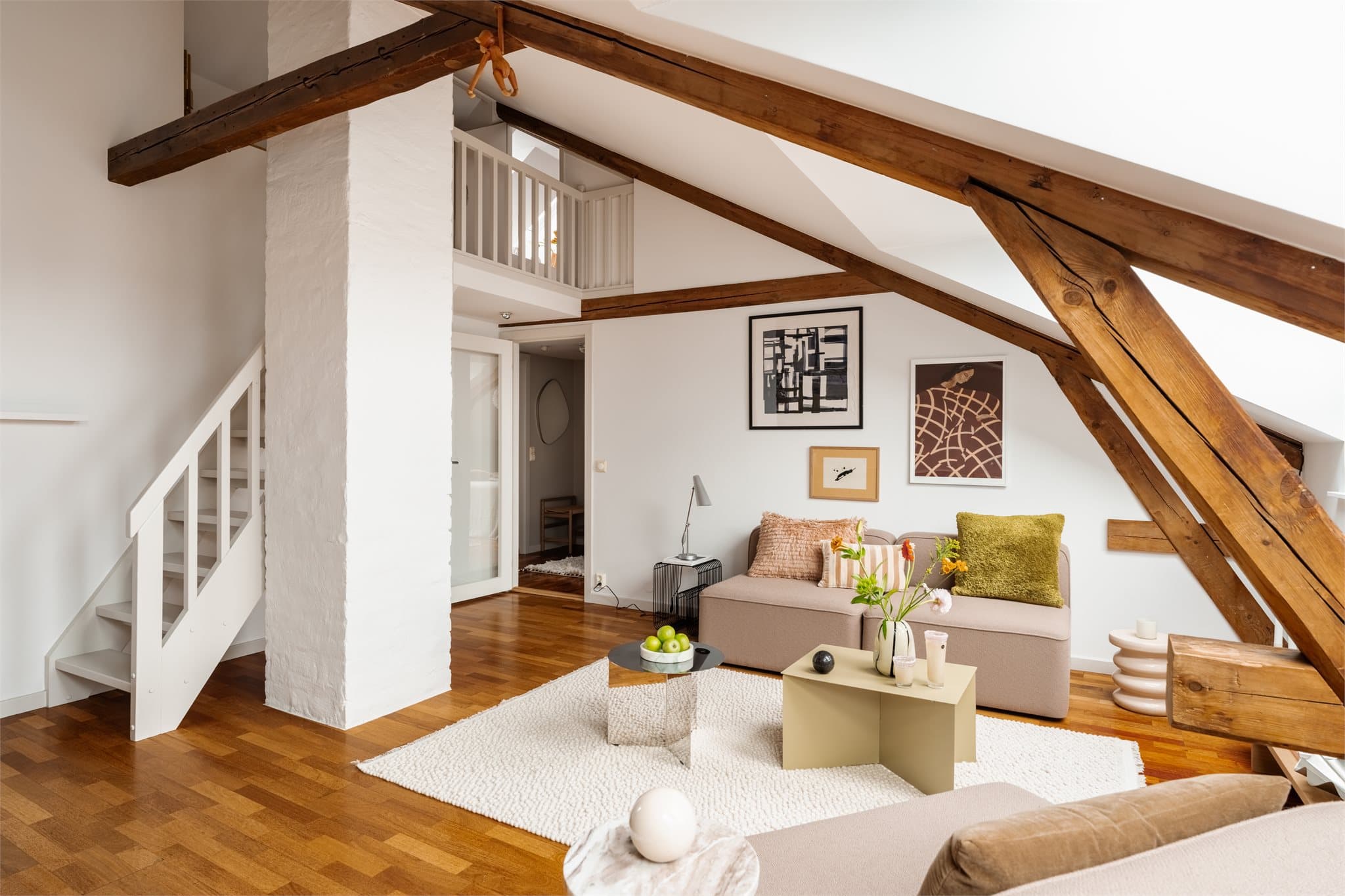 Leiligheten har god planløsning, generøs takhøyde og naturlig soneinndeling.