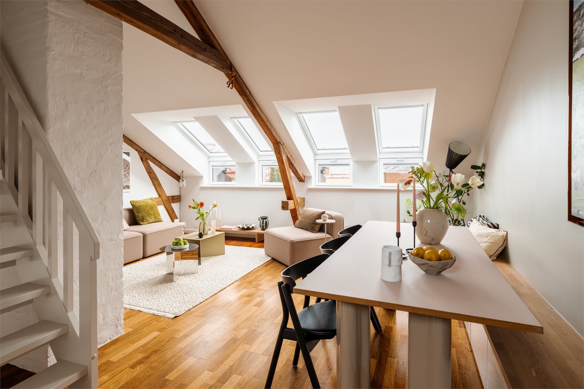 De mange vindusflatene slipper inn rikelig med dagslys og understreker den åpne atmosfæren.