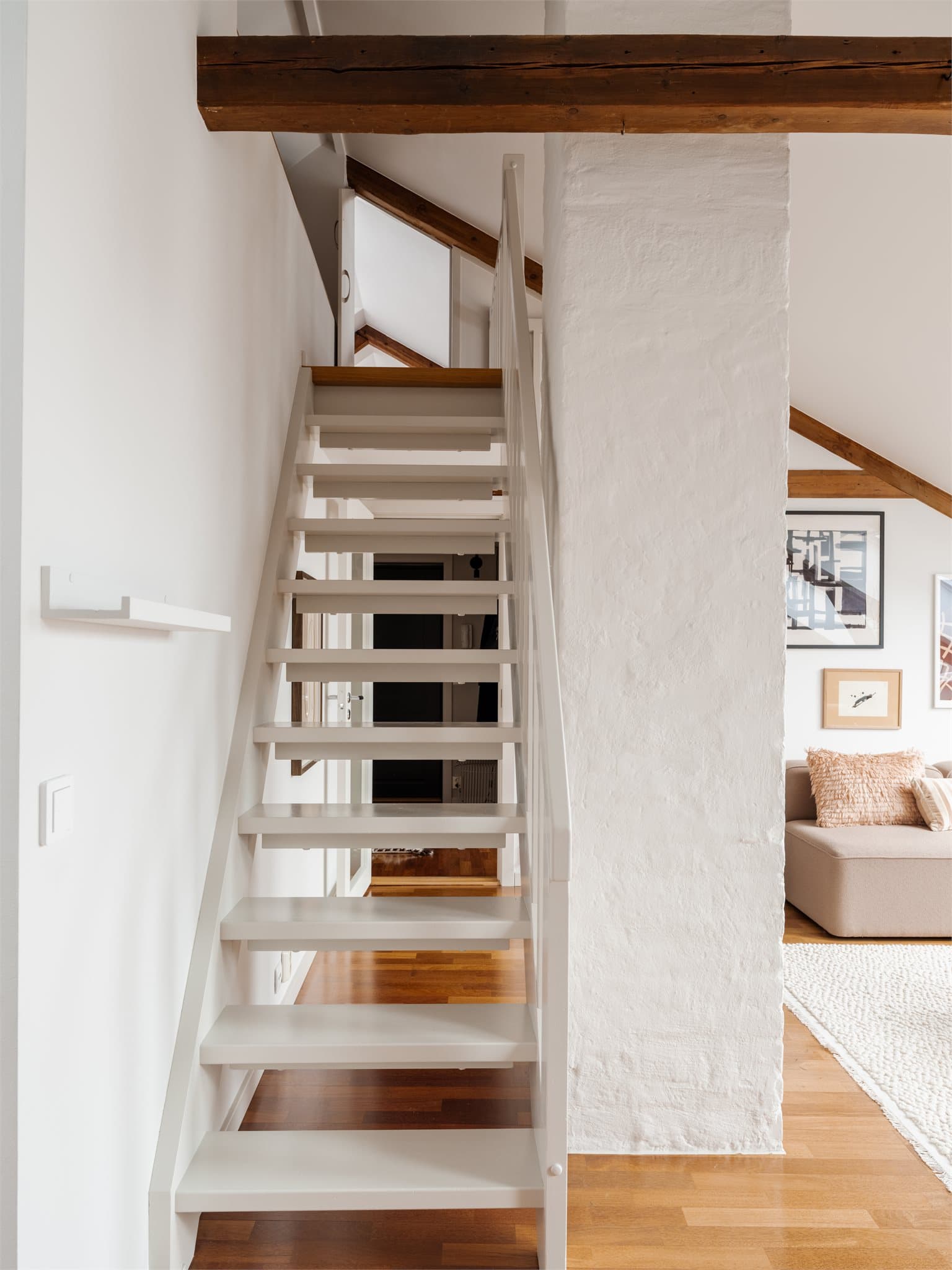 Fra allrommet leder trappen opp til hemsen, som fungerer som en naturlig forlengelse av oppholdsarealet.