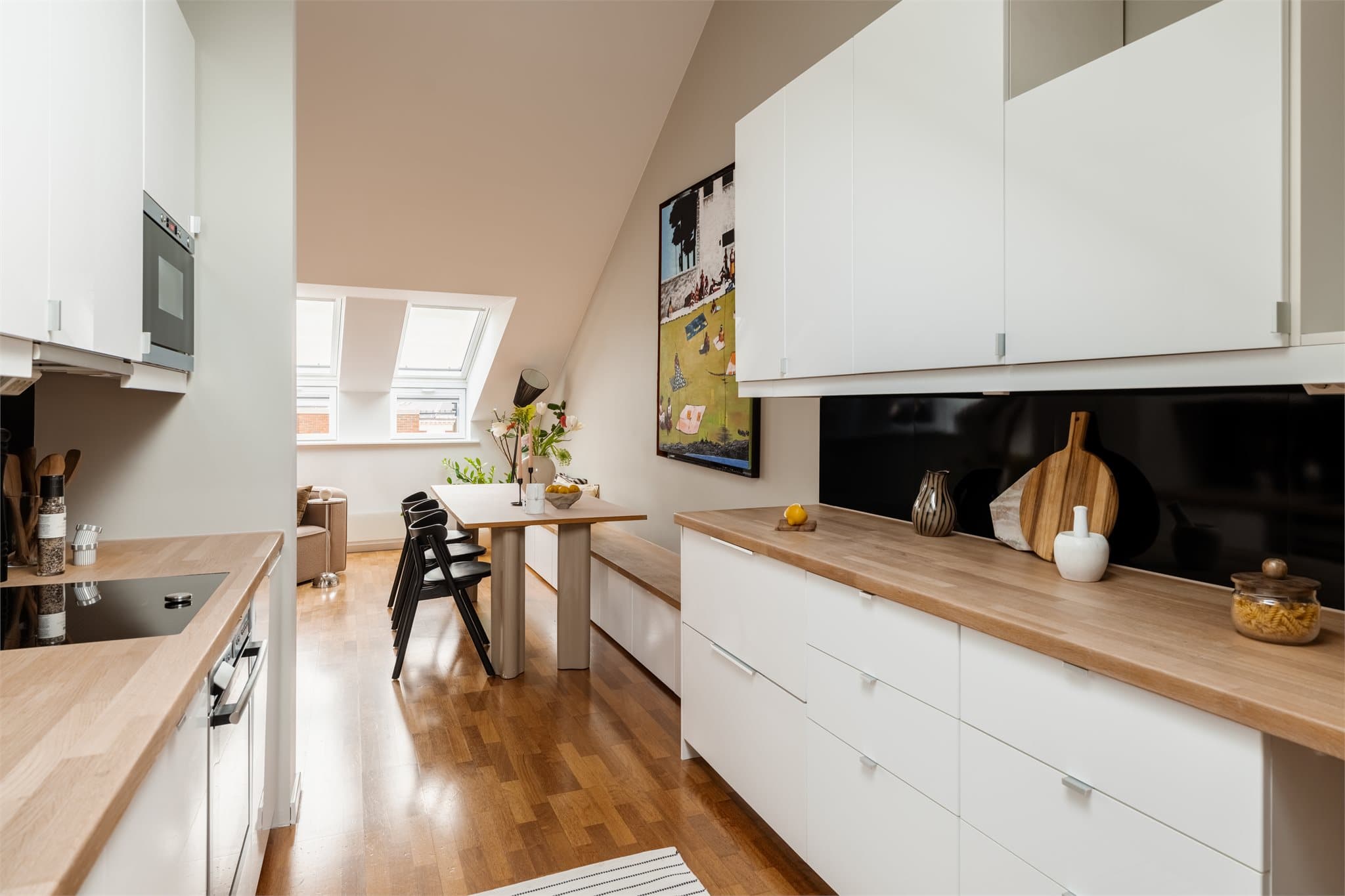 Gulvet er belagt med en eikeparkett.