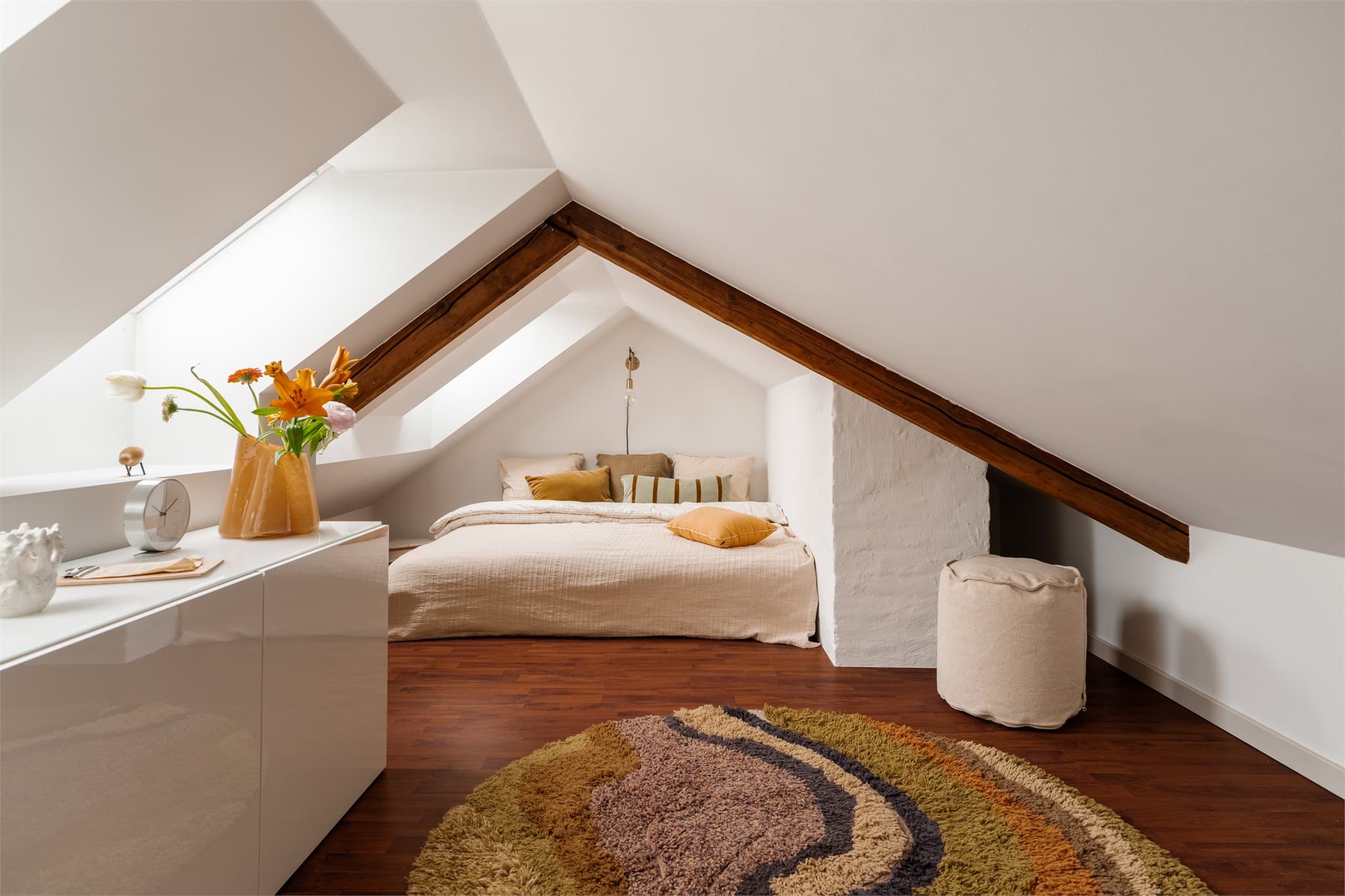 Se den fine hemsen! Lekre detaljer og god plass til en stor dobbelseng.