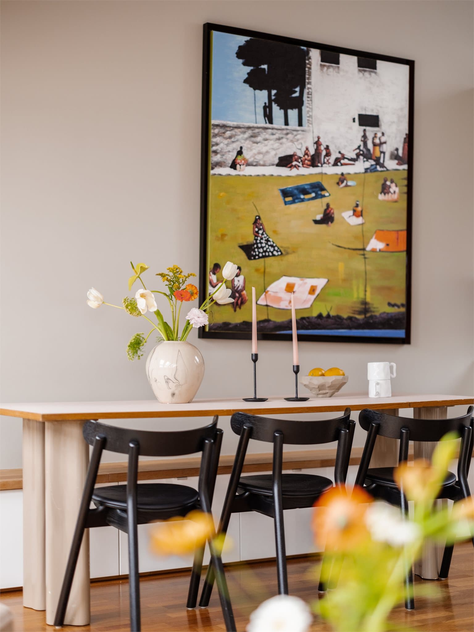 Spisebordet fungerer som et naturlig skille mellom sonene og skaper en god flyt i rommet.