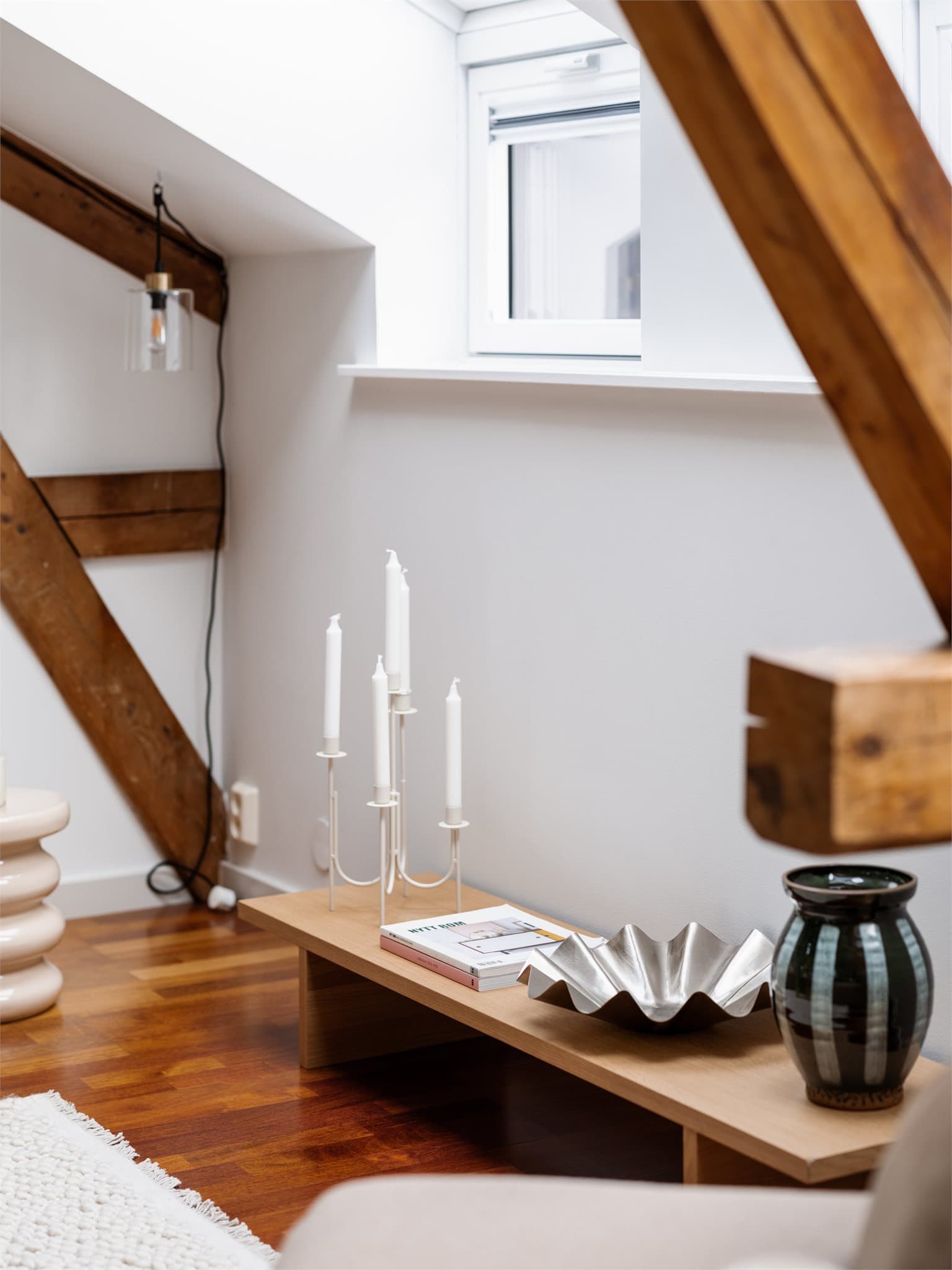 Synlige takbjelker gir boligen et fint særpreg og skaper en lun og hyggelig atmosfære.