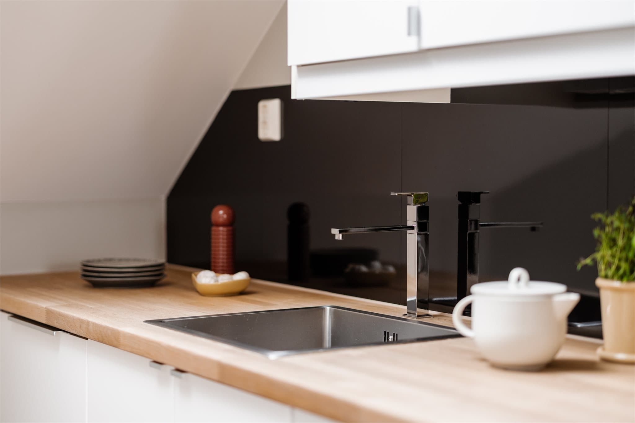 Det er integrerte hvitevarer som oppvaskmaskin, stekeovn, induksjonstopp og kjøleskap med frysedel.